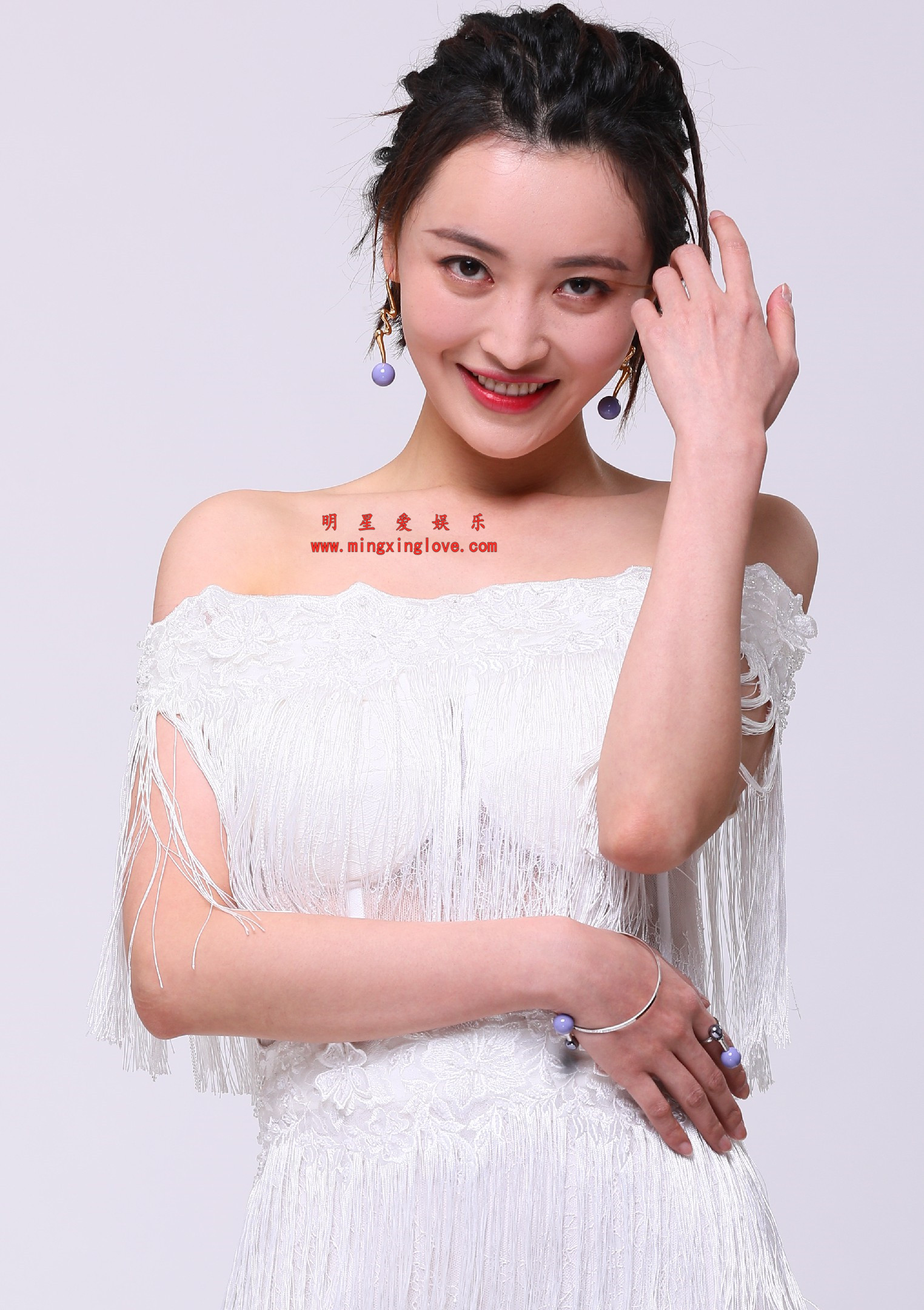 杨菲洋参加某综艺节目定妆照花絮照片，透明抹胸裙，光脚高跟等造型，放大可看清肌肤纹理，高清4K分辨率原图无修生图下载（至尊）-明星爱娱乐
