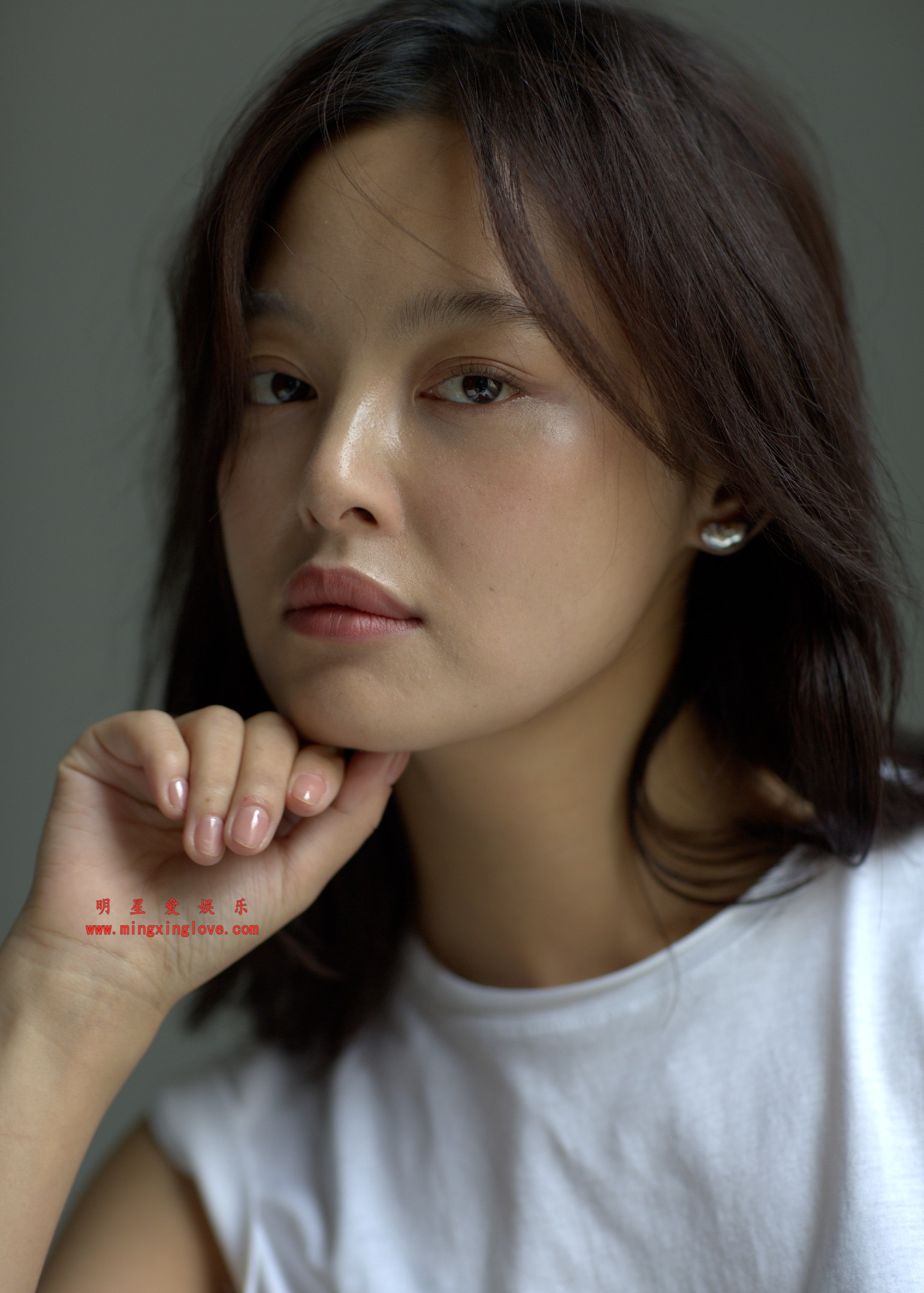 辛芷蕾拍摄某写真花絮照片,露肩牛仔,高清面部特写,单张30M左右 ,放大可看清肌肤纹理,高清4K分辨率原图无修生图下载(至尊)-明星爱娱乐