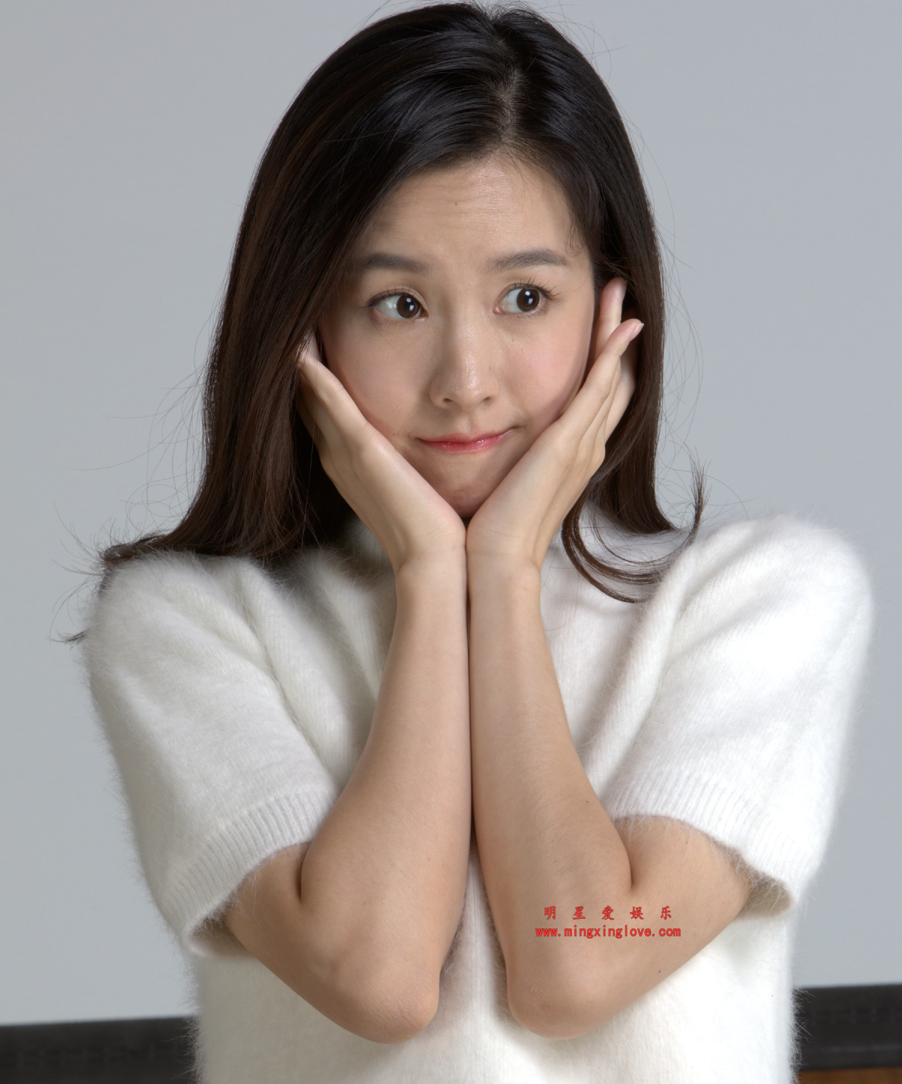 陈都灵拍摄某写真现场花絮照片，性感短裙、大长腿光脚高跟等造型，放大可看清肌肤绒毛，高清4K分辨率原图无修生图下载（至尊）-明星爱娱乐