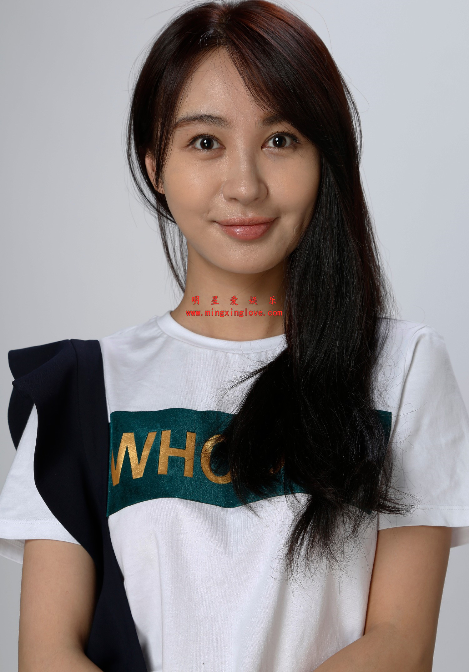 李菲儿拍摄某电视剧定妆照花絮照片,超短牛仔裙、光脚高跟等剧中多种造型,放大可看清肌肤纹理,高清4K分辨率原图无修生图下载(至尊)-明星爱娱乐