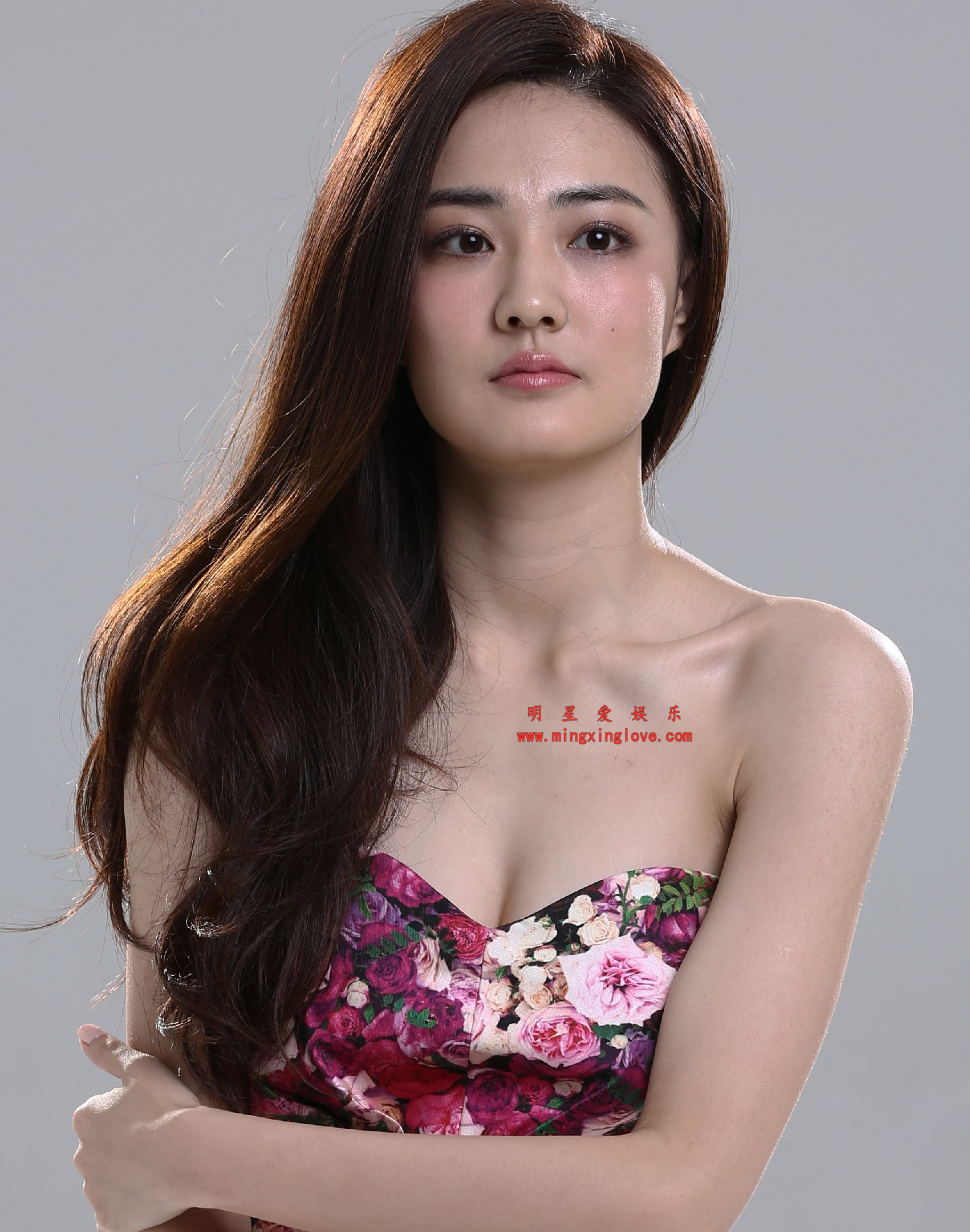 徐璐参加某综艺节目定妆照拍摄花絮照片，大尺度露胸短裙，光脚高跟造型，放大可看清肌肤纹理，高清4K分辨率原图无修生图下载（至尊）-明星爱娱乐