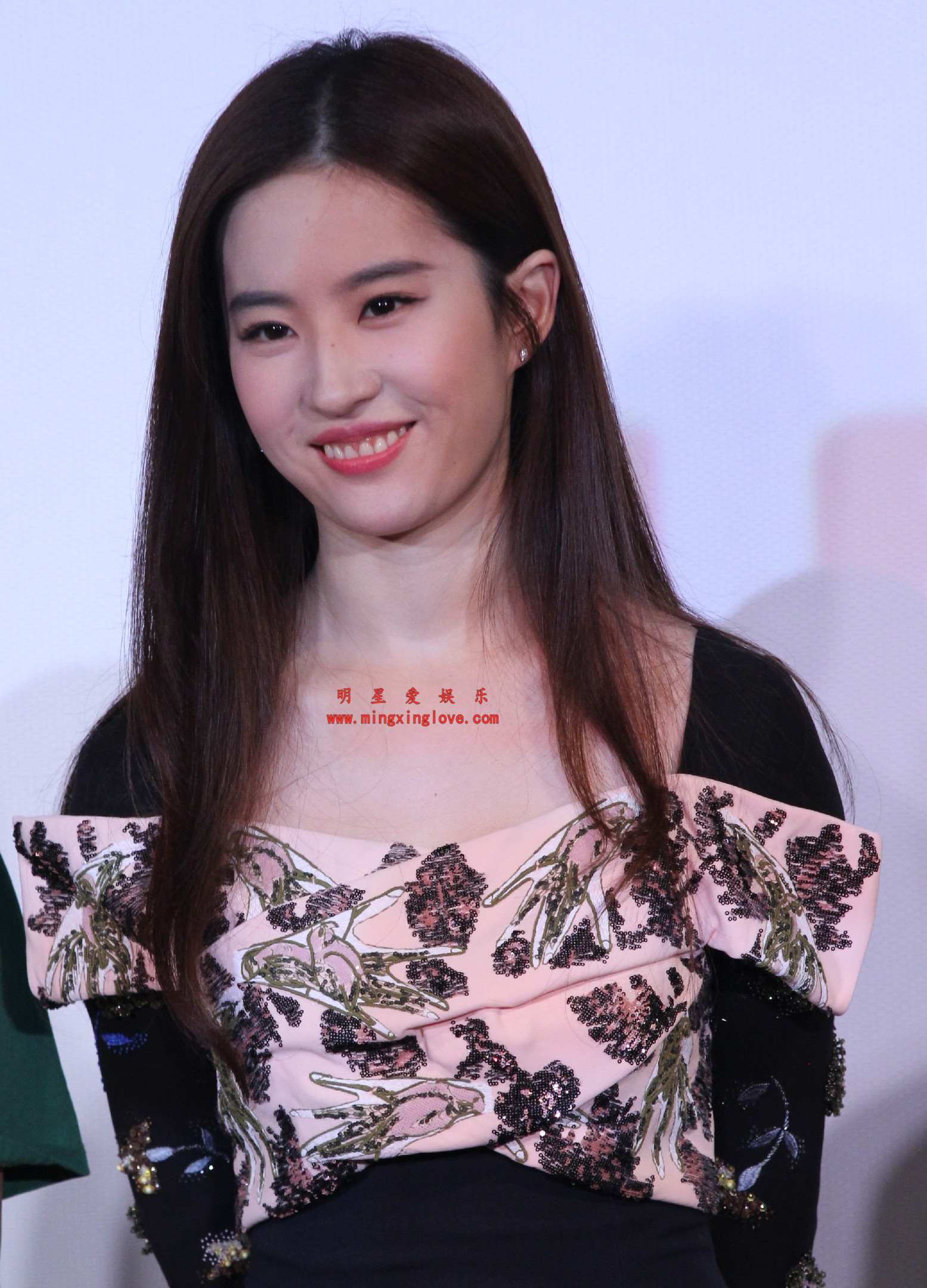 刘亦菲、李沁电影《致青春》首映礼现场活动花絮照片,性感露肩吊带裙等造型,高清4K分辨率原图无修生图下载(至尊)-明星爱娱乐
