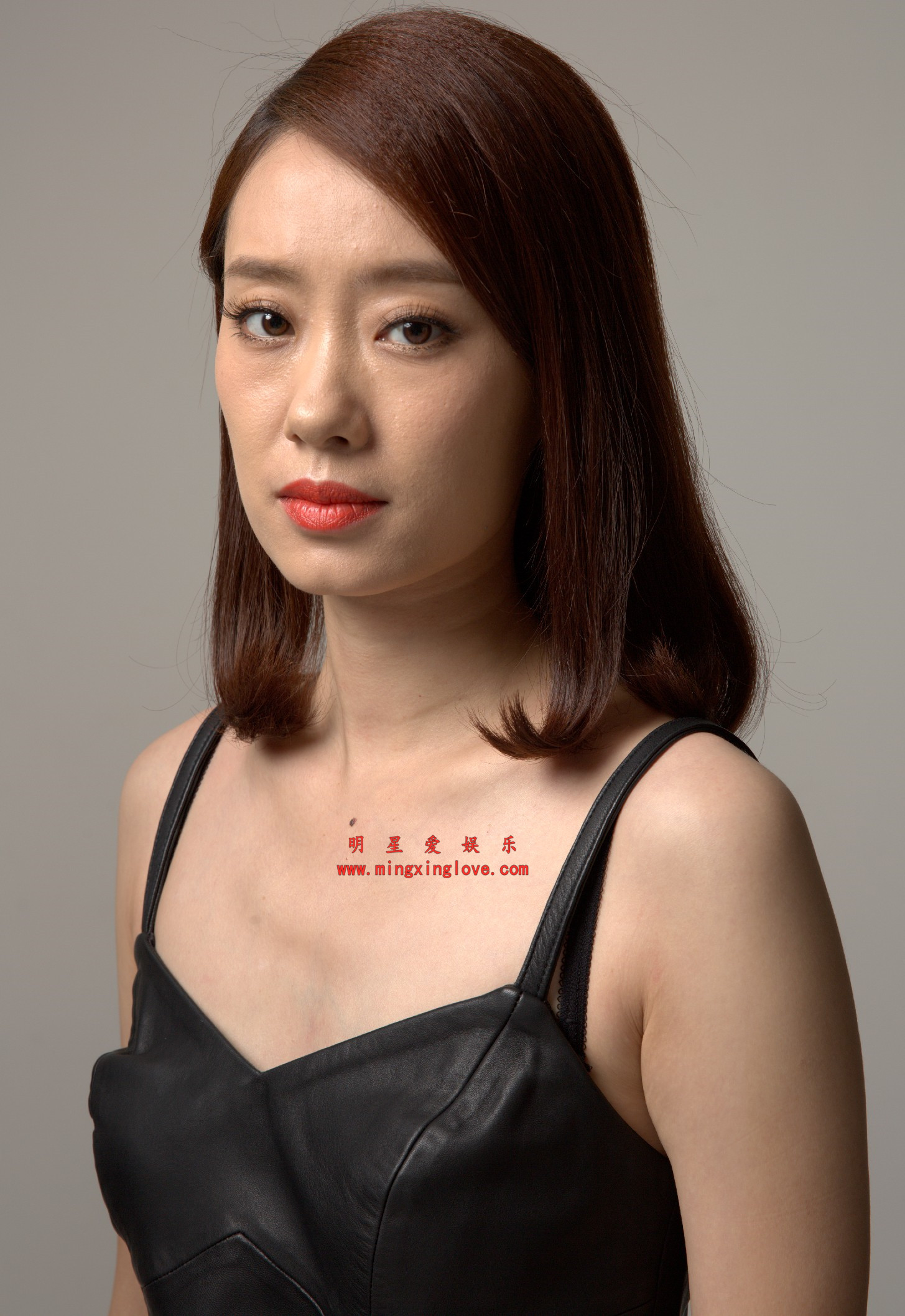 张小斐拍摄电视剧《若是如此》角色定妆照花絮照片,大尺度吊带露胸开叉裙等剧中各种造型,放大可看清肌肤纹理,高清4K分辨率原图无修生图下载(至尊)-明星爱娱乐
