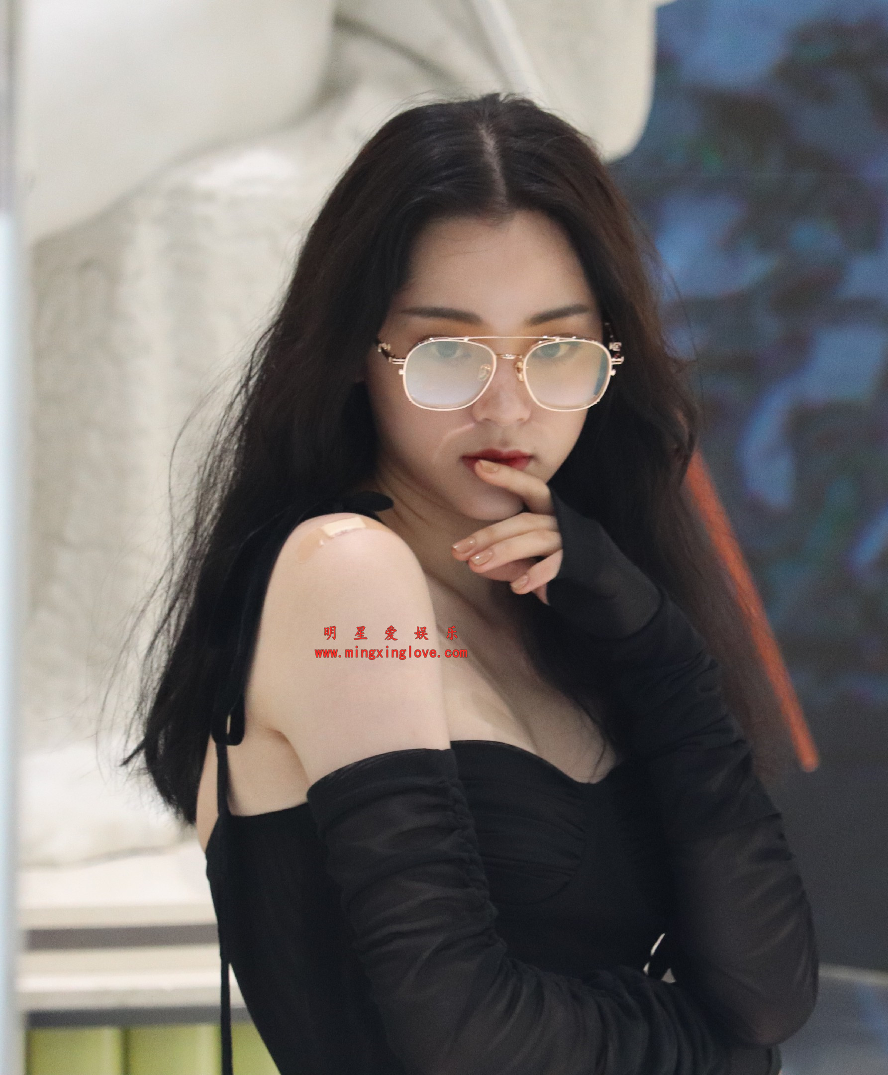 欧阳娜娜写真拍摄花絮照片，性感吊带露胸牛仔造型，高清4K分辨率原图无修生图下载（至尊）-明星爱娱乐