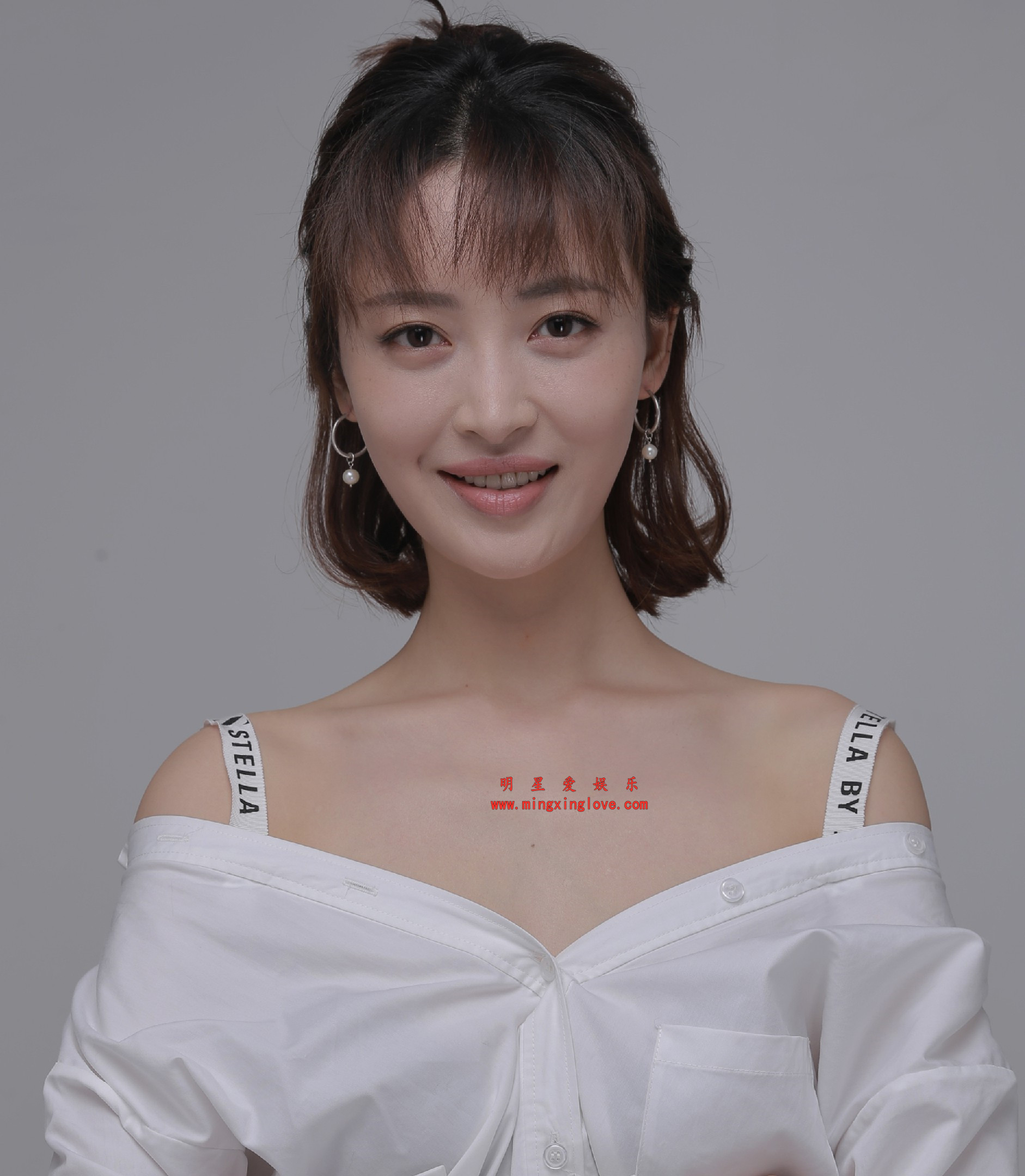杨菲洋拍摄某写真照现场花絮照片,性感吊带、光脚高跟等造型,放大可看清肌肤纹理,高清4K分辨率原图无修生图下载(至尊)-明星爱娱乐