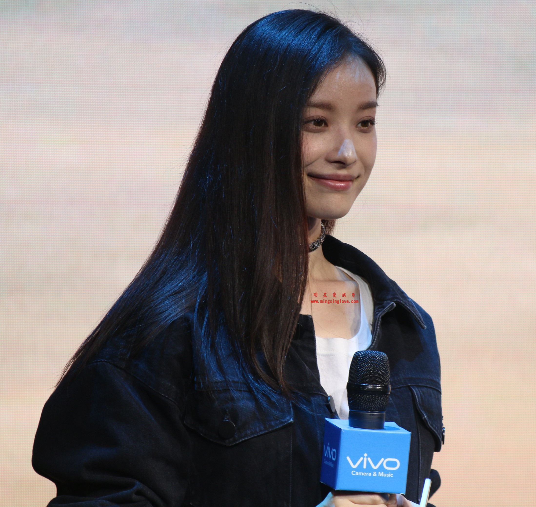 倪妮VIVO手机发布会现场花絮照片,性感短裙、大长腿光脚高跟造型,高清4K分辨率原图无修生图下载(至尊)-明星爱娱乐