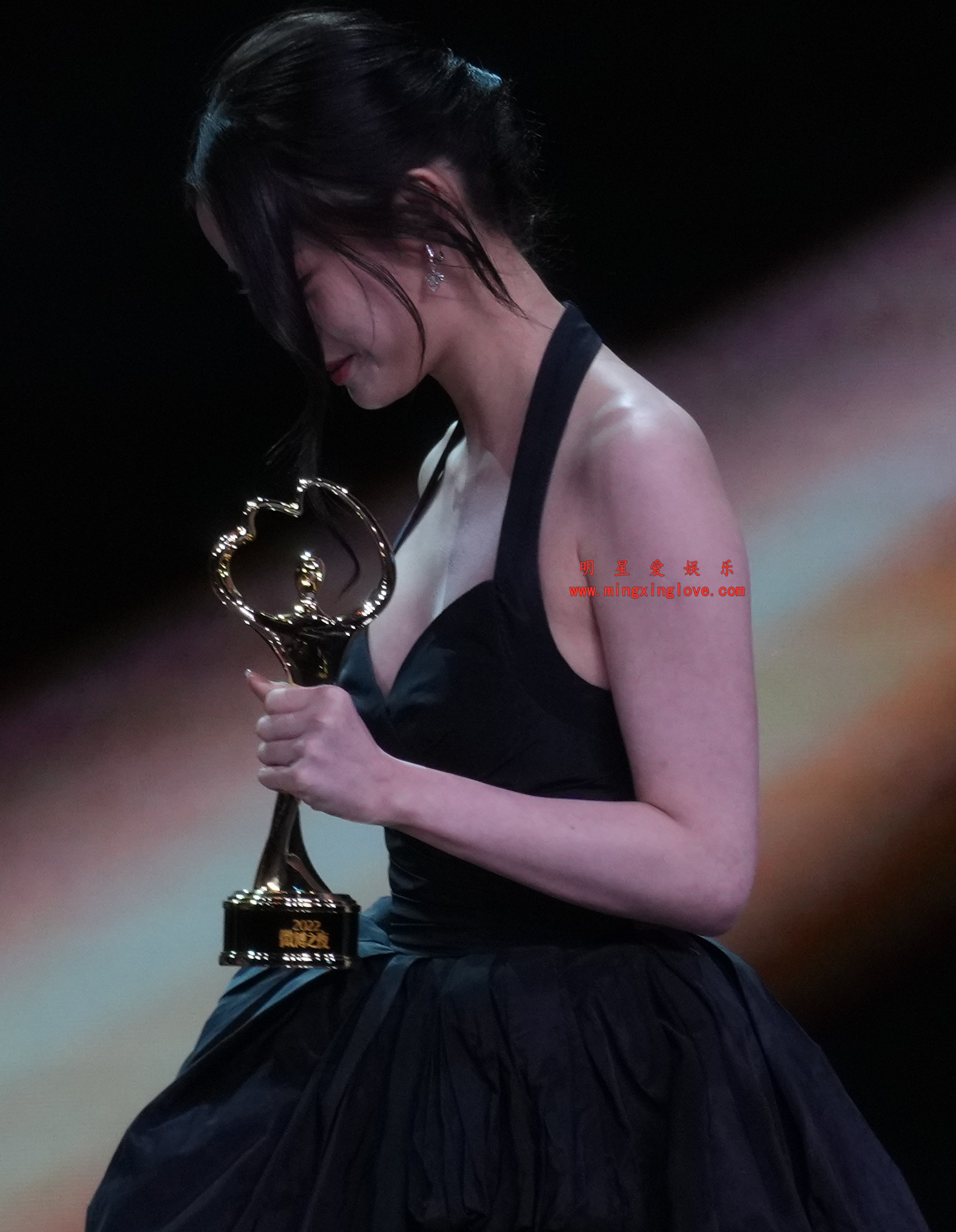欧阳娜娜微博之夜颁奖及现场表演花絮照片，大尺度吊带露胸礼服、抹胸礼服造型，高清4K分辨率原图无修生图下载（至尊）-明星爱娱乐