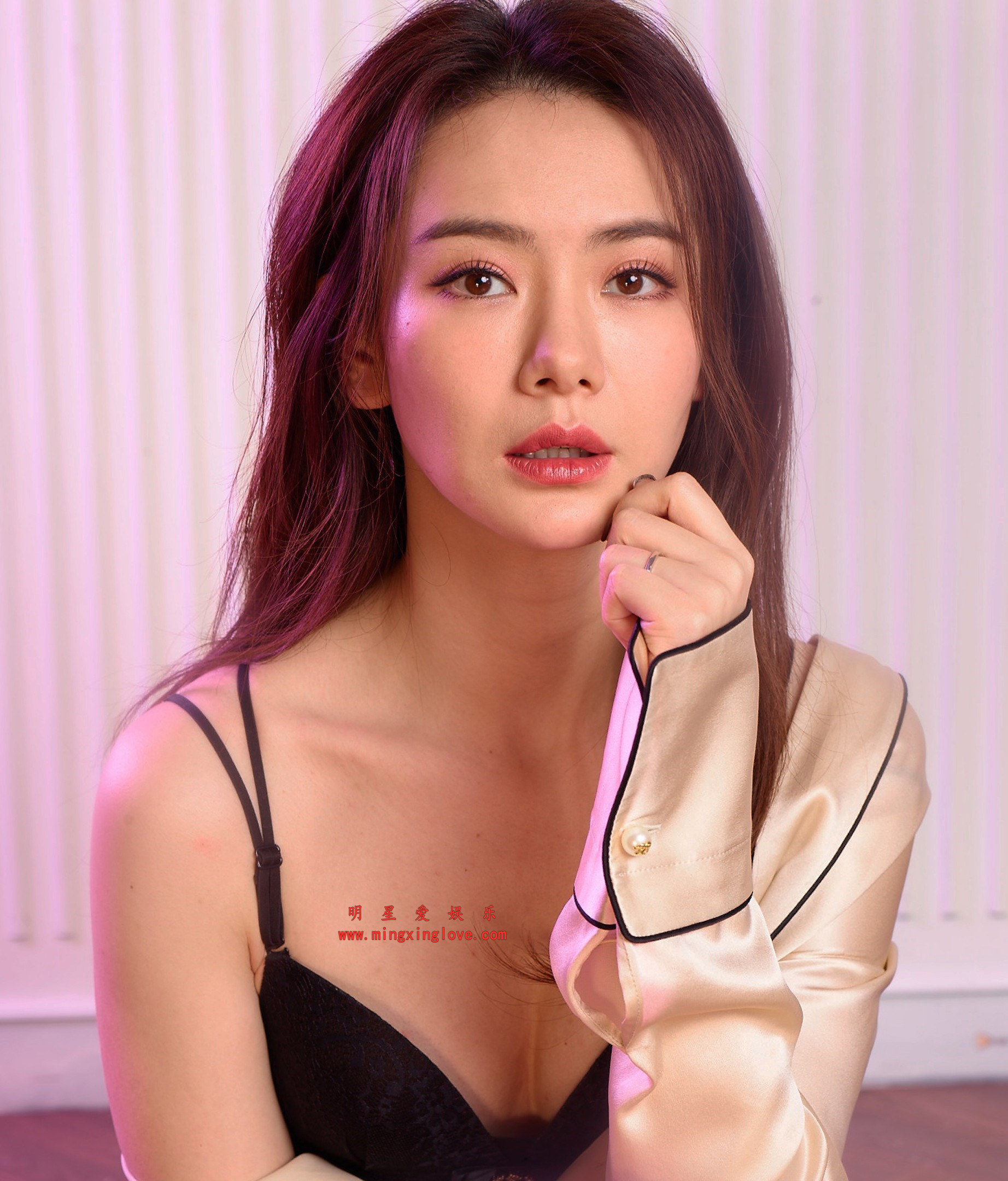 戚薇为某品牌内衣拍摄的广告片花絮照,吊带露胸内衣,放大可看清肌肤纹理,高清4K分辨率原图无修生图下载(至尊)-明星爱娱乐