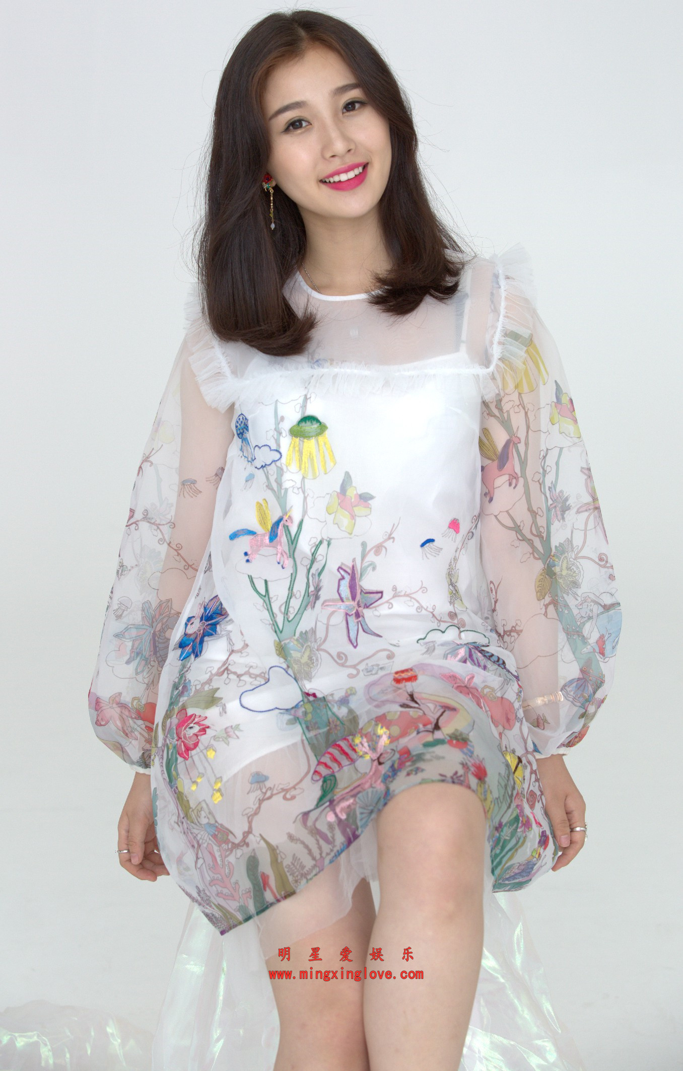 虞书欣写真花絮照片,透明薄纱裙、光脚等造型,单张30M+,放大可看清肌肤纹理,高清4K分辨率原图无修生图下载(至尊)-明星爱娱乐