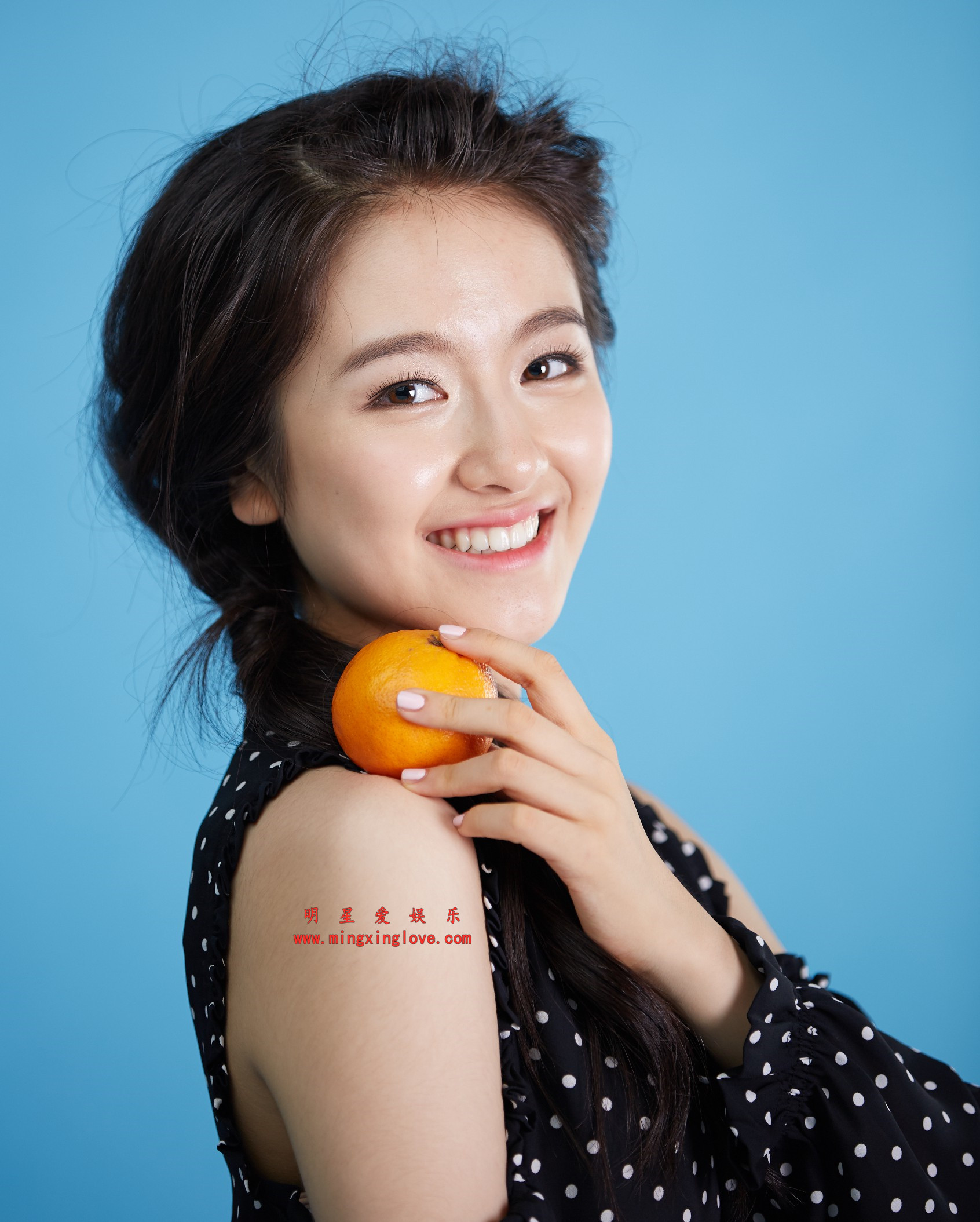 李兰迪电视剧《你好旧时光》角色定妆照及海报花絮照,性感露肩、光腿等造型,放大可看清肌肤纹理,高清4K分辨率原图无修生图下载(至尊)-明星爱娱乐