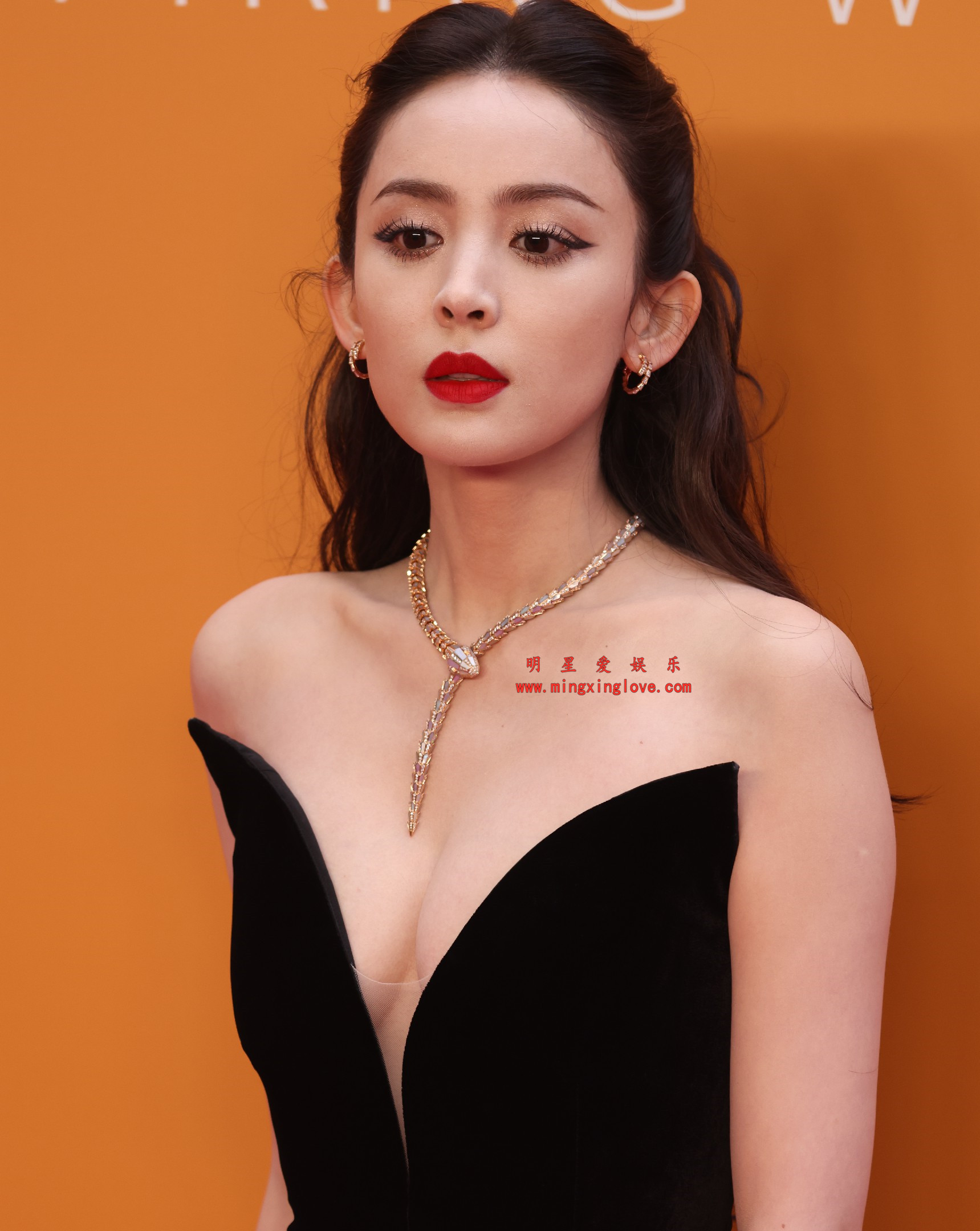 古力娜扎宝格丽活动红毯花絮照片,大尺度深V爆乳露胸礼服,放大可看清肌肤纹理,高清8K分辨率原图无修生图下载(至尊)-明星爱娱乐