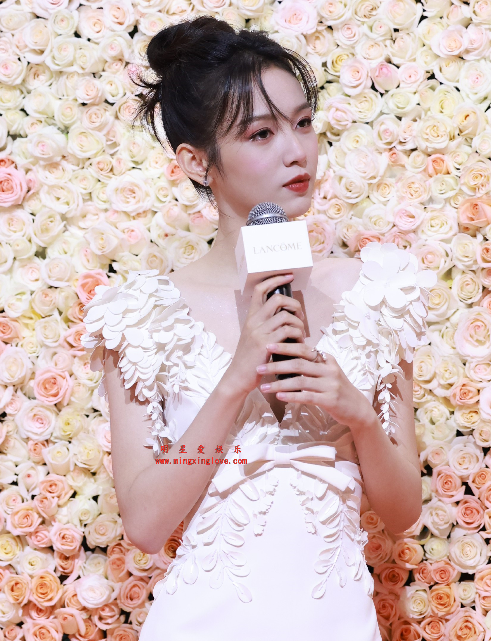 周也兰蔻时尚活动红毯花絮照片,性感深V露胸礼服,放大可看清肌肤纹理,高清8K分辨率原图无修生图下载(至尊)-明星爱娱乐
