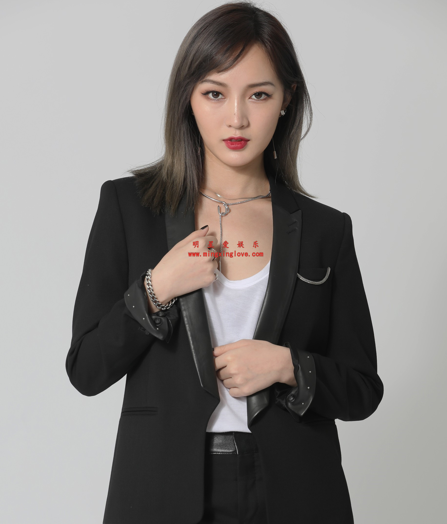 孟佳、林杰妮某综艺节目定妆照及舞台花絮照片，性感露胸、短裙等造型，高清4K分辨率原图无修生图下载（至尊）-明星爱娱乐