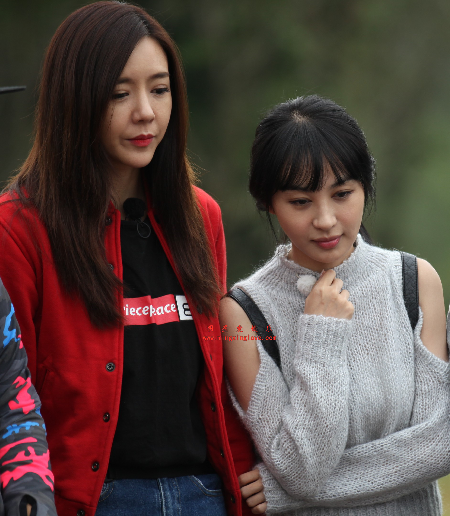周韦彤、李菲儿参加某综艺节目现场花絮照片,性感泳池短裤等造型,高清4K分辨率原图无修生图下载(至尊)-明星爱娱乐