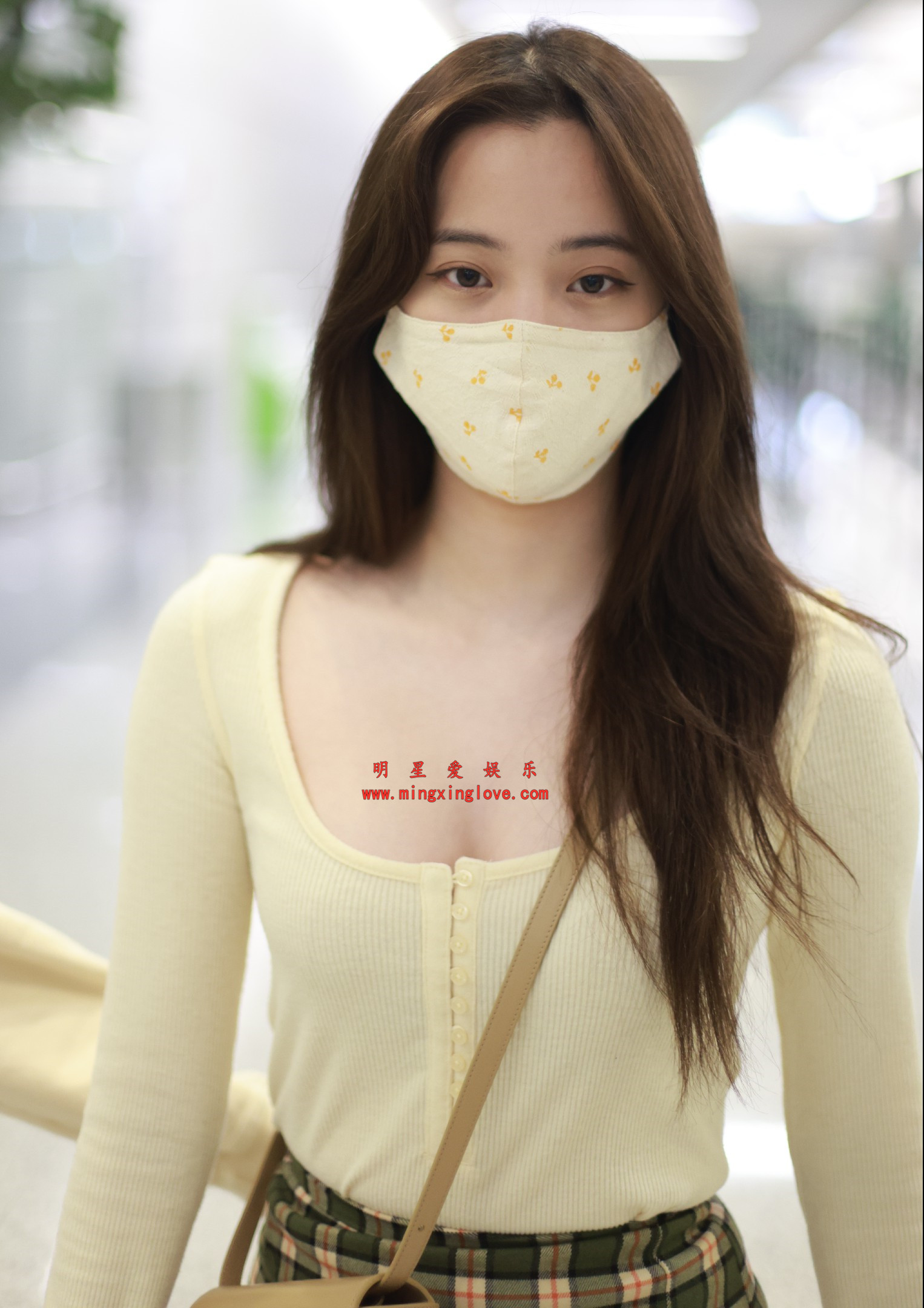 欧阳娜娜机场街拍花絮照片,性感低胸短裙美腿,高清8K分辨率原图无修生图下载(至尊)-明星爱娱乐