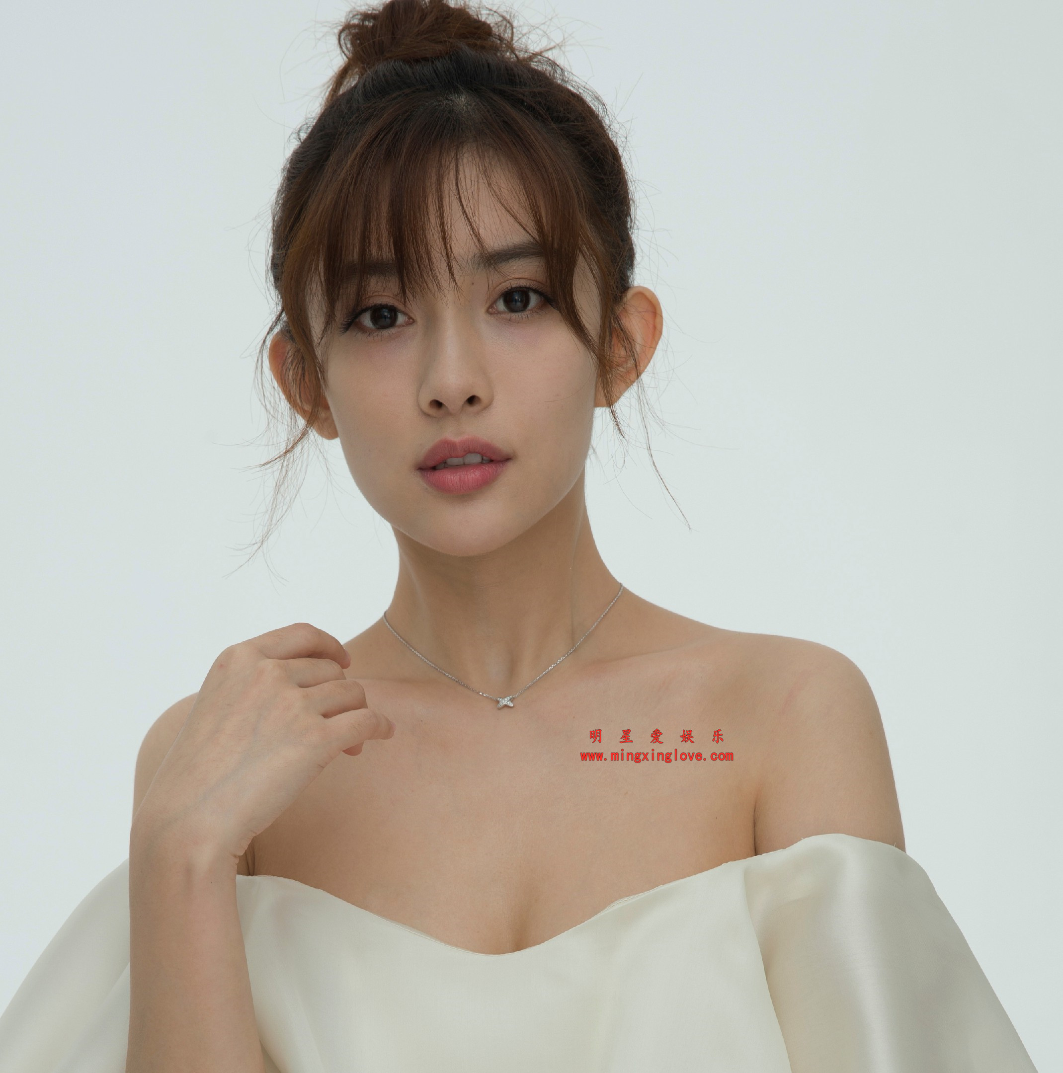 孟子义拍摄某写真花絮照片,大尺度抹胸露背、吊带造型,放大可看清肌肤纹理,高清4K分辨率原图无修生图下载(至尊)-明星爱娱乐