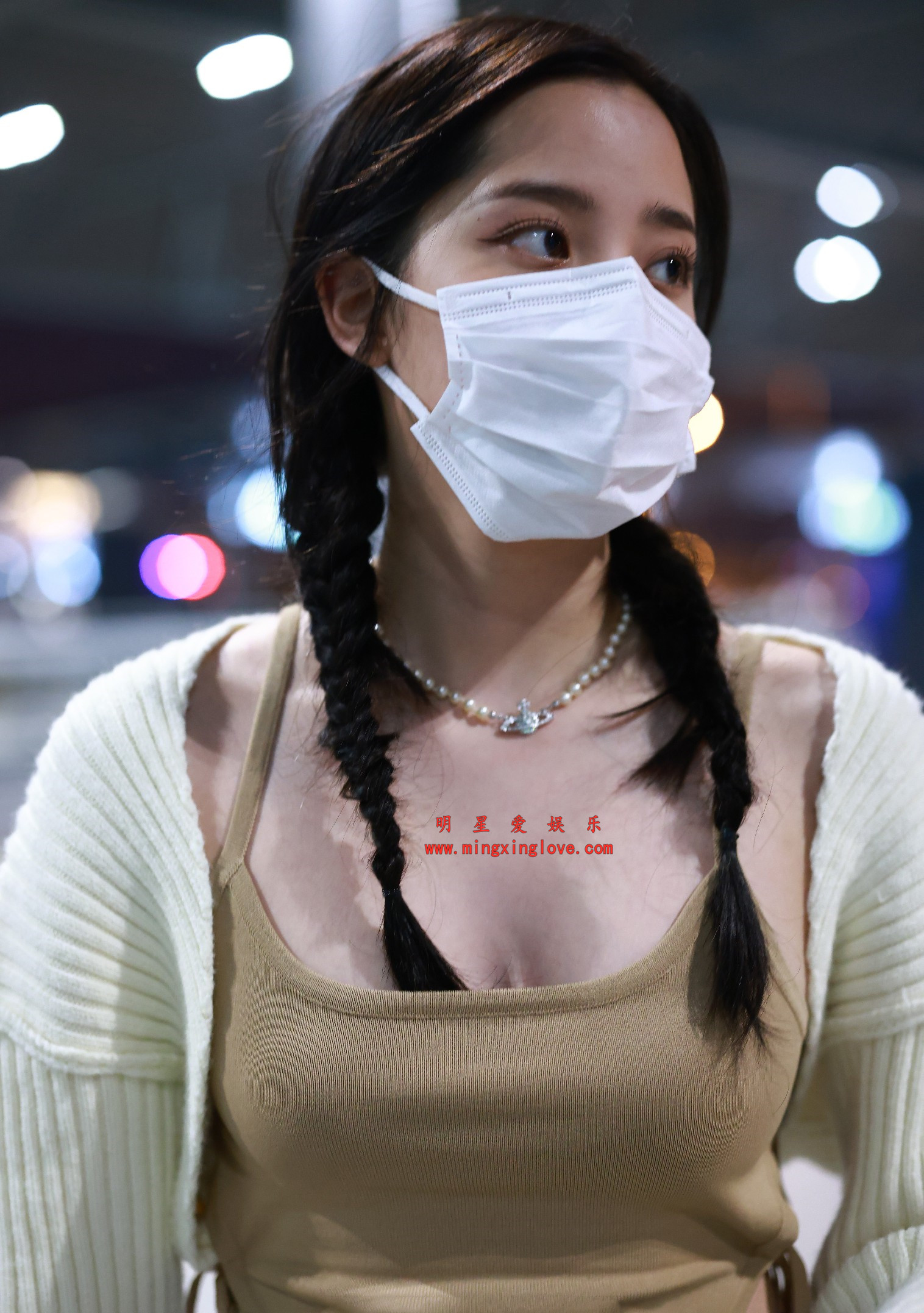 欧阳娜娜机场街拍花絮照片,性感吊带露胸牛仔造型,高清4K分辨率原图无修生图下载(至尊)-明星爱娱乐