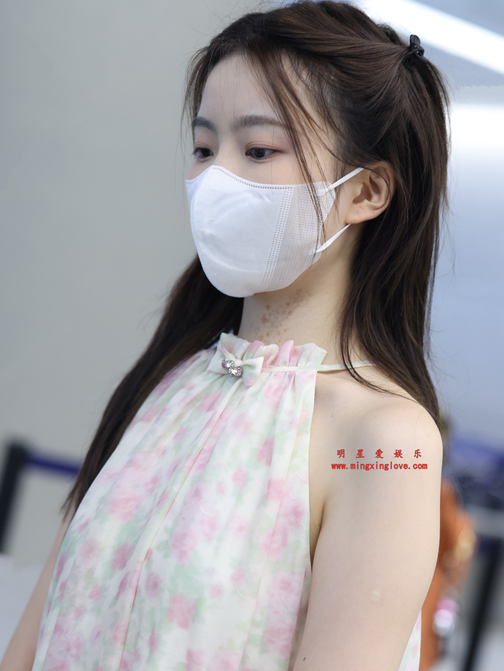 陈卓璇虹桥机场街拍花絮照片,性感露肩短裙、美腿高跟,光脚特写,放大可看清肌肤纹理,高清4K分辨率原图无修生图下载(至尊)-明星爱娱乐