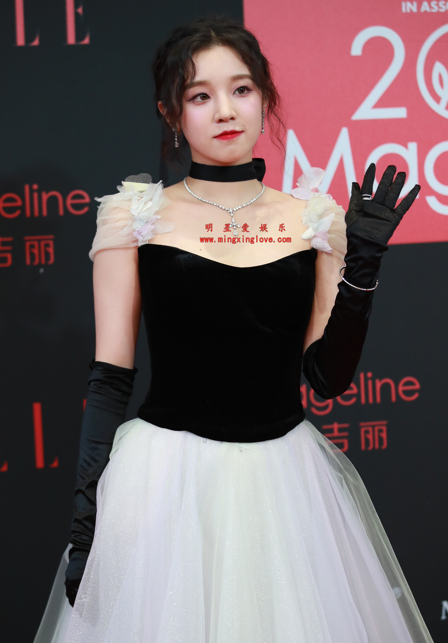 宋雨琦ELLE时尚盛典红毯花絮照片，性感抹胸礼服、光脚高跟造型，高清4K分辨率原图无修生图下载（至尊）-明星爱娱乐