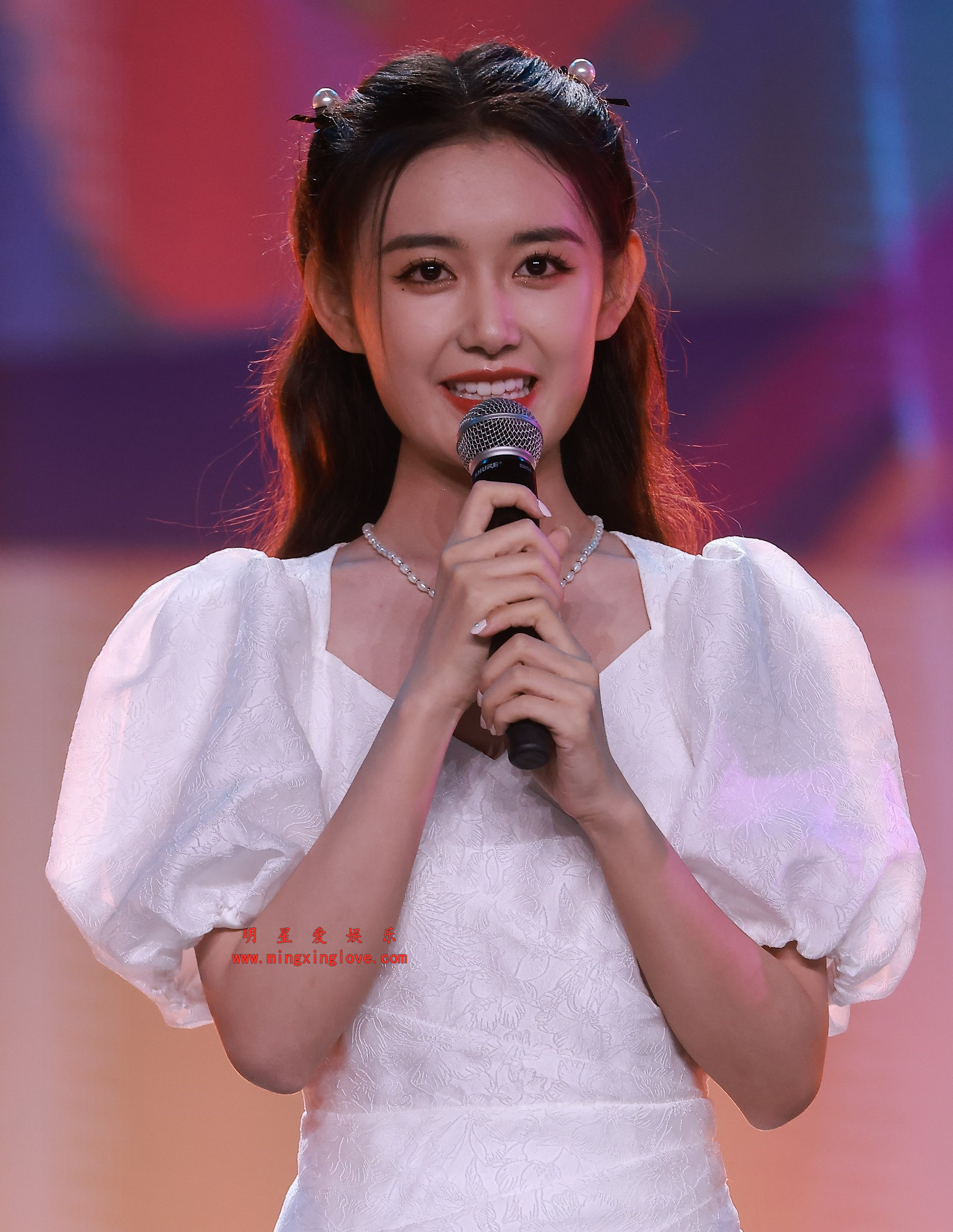 蒋依依大学生电影节青春之夜舞台现场花絮照片,泡泡袖礼服、光脚高跟,高清8K分辨率原图无修生图下载(至尊)-明星爱娱乐