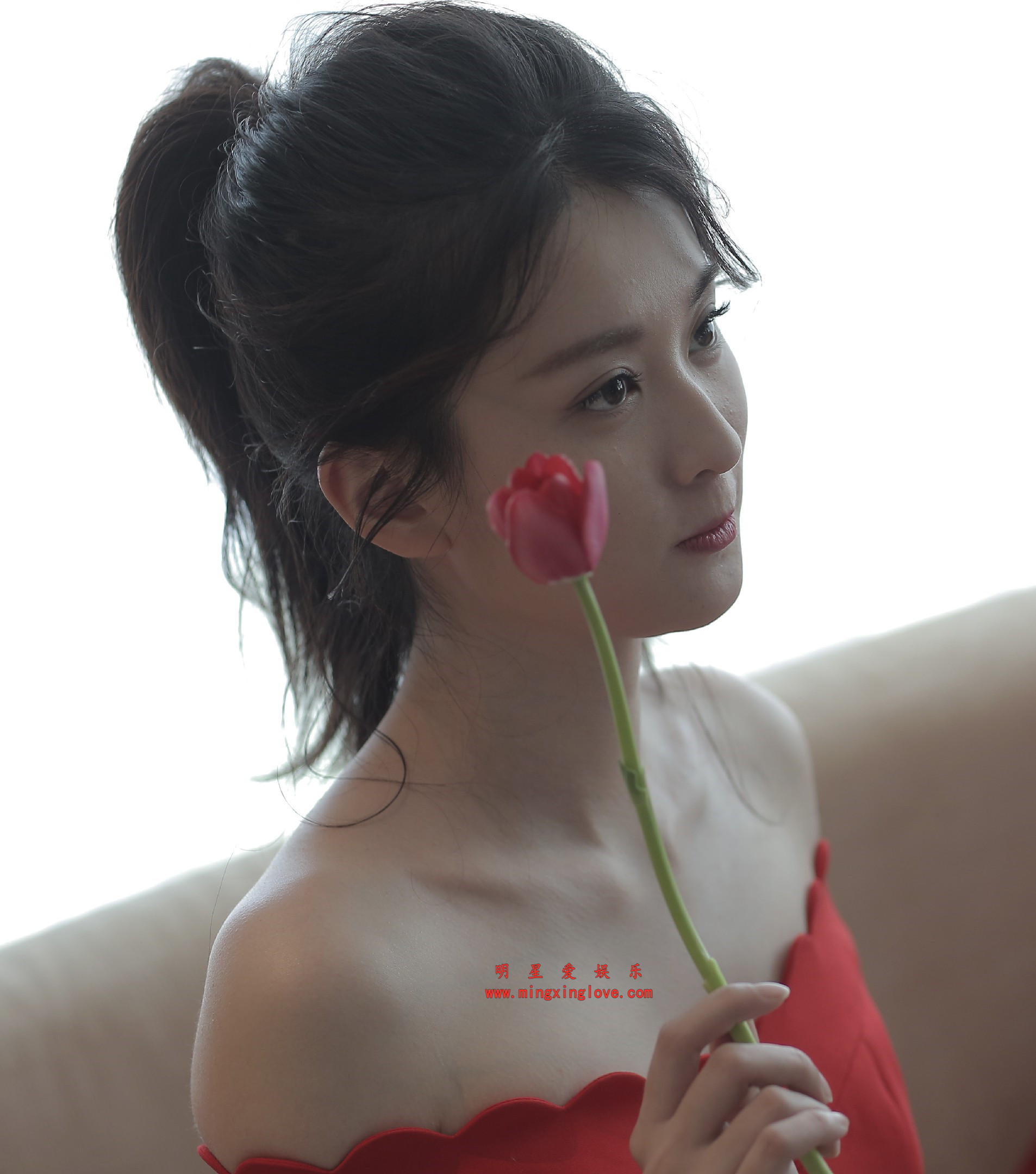 乔欣为某品牌化妆品拍摄海报花絮照片,性感露肩红裙,放大可看清肌肤纹理,高清4K分辨率原图无修生图下载(至尊)-明星爱娱乐