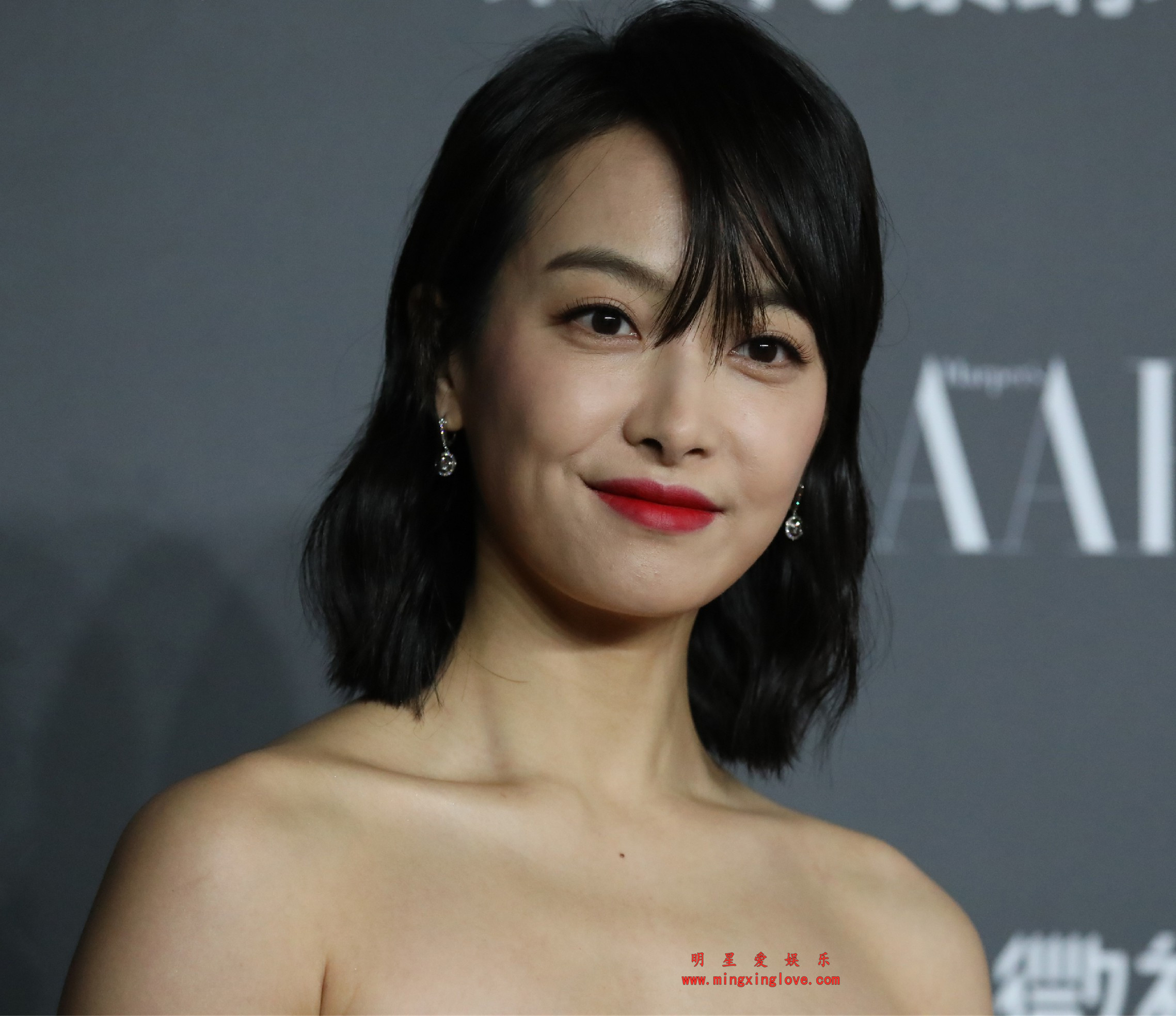 宋茜芭莎晚会现场红毯花絮照片，大尺度露胸短裙美腿、光脚特写，放大可看清肌肤纹理，高清4K分辨率原图无修生图下载（至尊）-明星爱娱乐