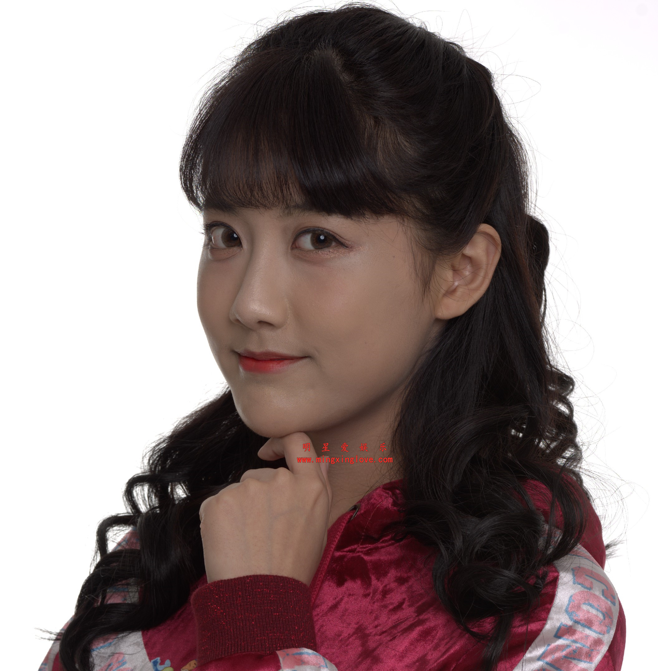 李艺彤、汪聪某综艺节目定妆照花絮照片，性感短裤美腿等造型，放大可看清肌肤纹理，高清8K分辨率原图无修生图下载（至尊）-明星爱娱乐