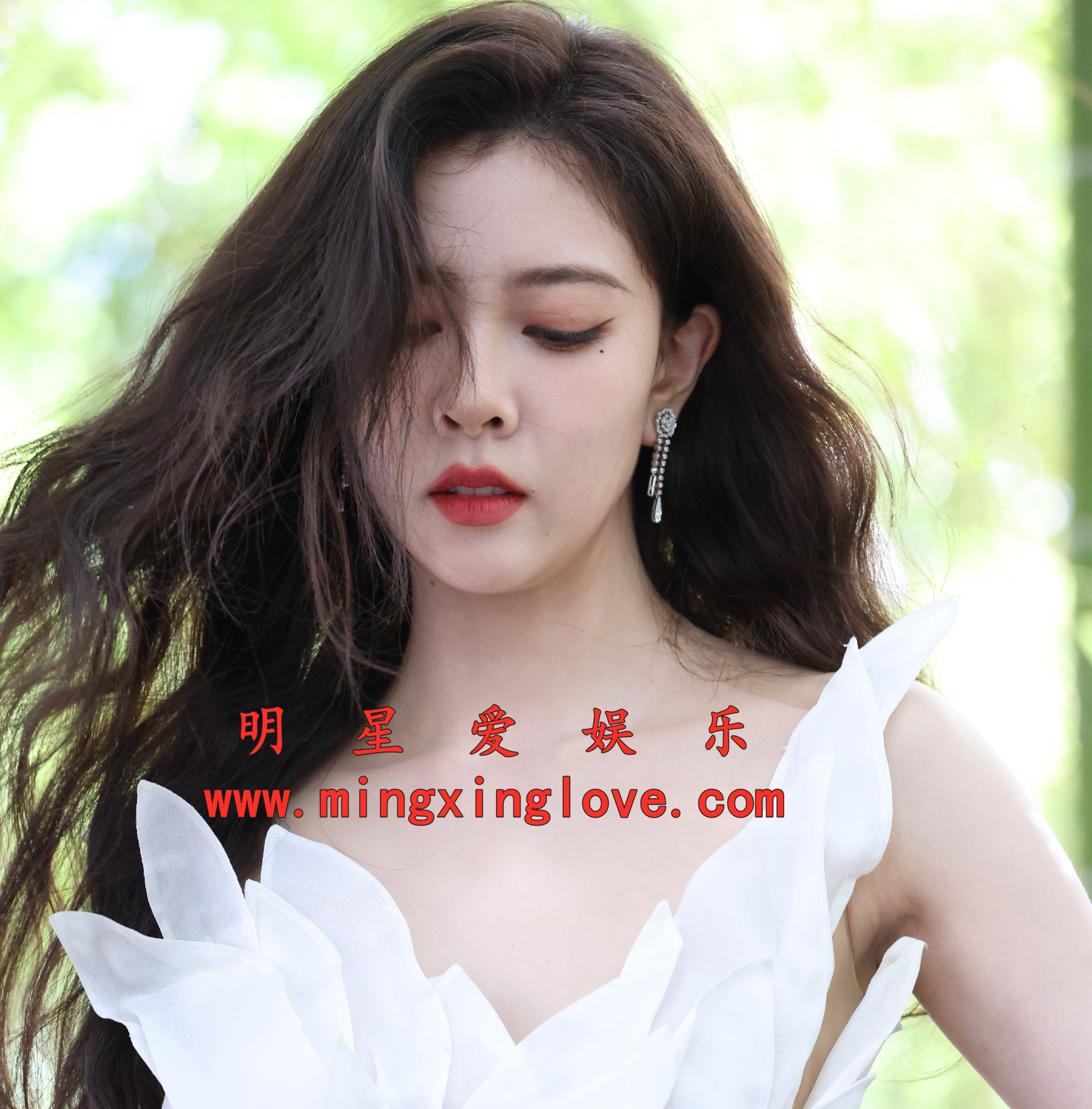 宋妍霏某活动现场花絮照片,性感露背深V礼服,光脚特写,放大可看清肌肤纹理,高清4K分辨率原图无修生图下载(至尊)-明星爱娱乐