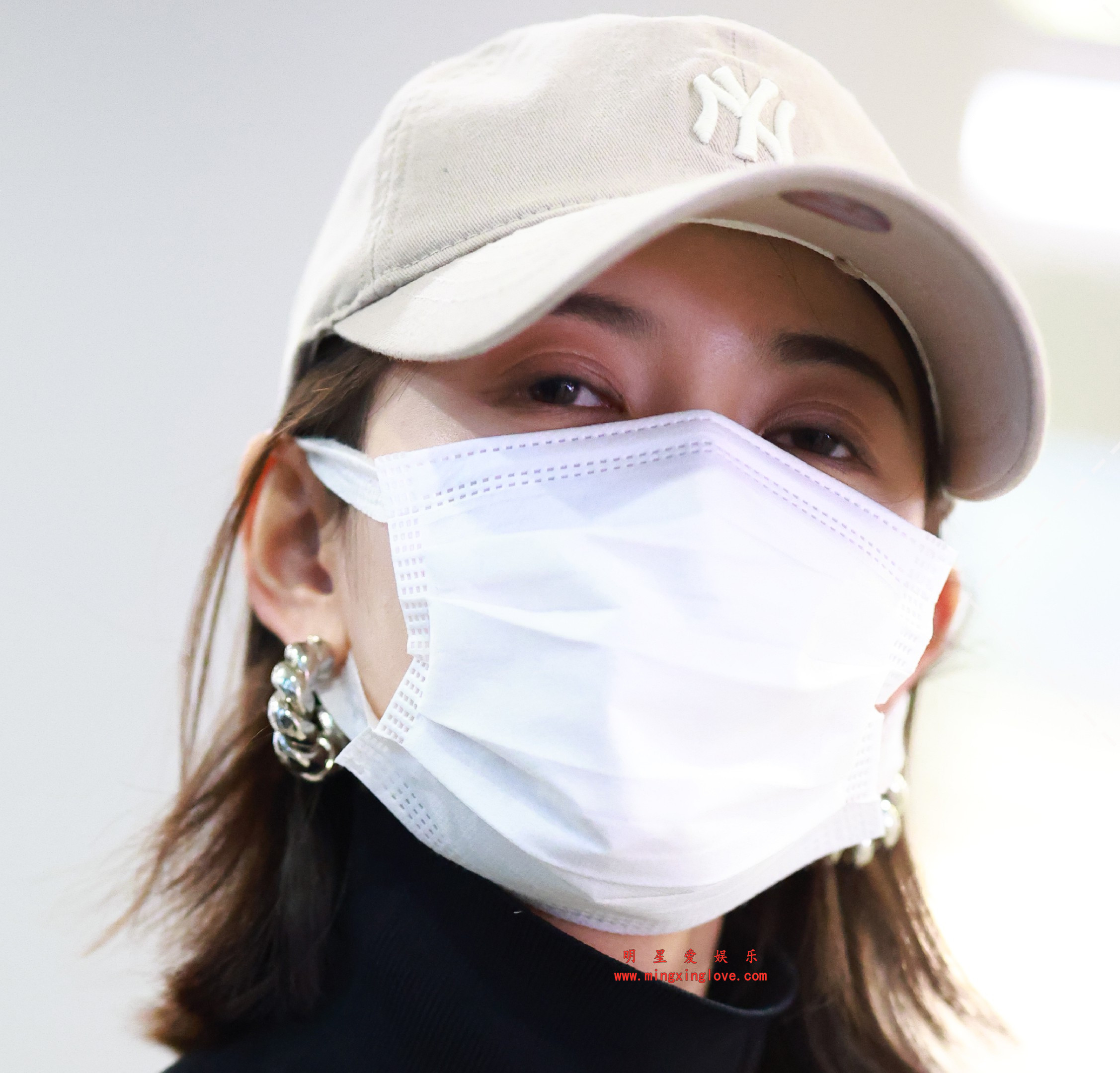 陈钰琪机场街拍花絮照片,性感短裙、美腿光脚,高清8K分辨率原图无修生图下载(至尊)-明星爱娱乐
