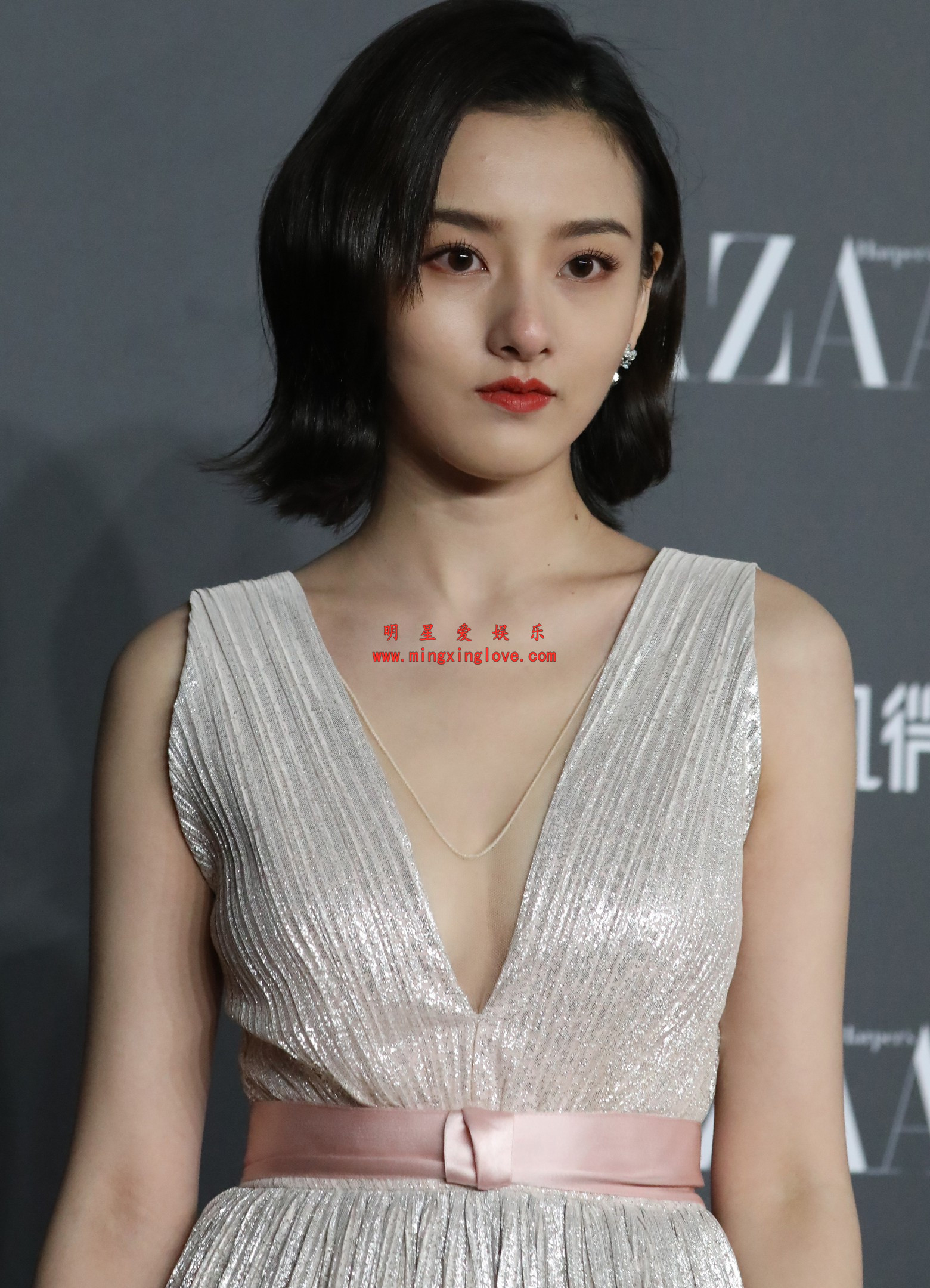 宋祖儿芭莎红毯花絮照片,大尺度深V露胸礼服、面部、胸部特写,放大可看清肌肤纹理,高清4K分辨率原图无修生图下载(至尊)-明星爱娱乐