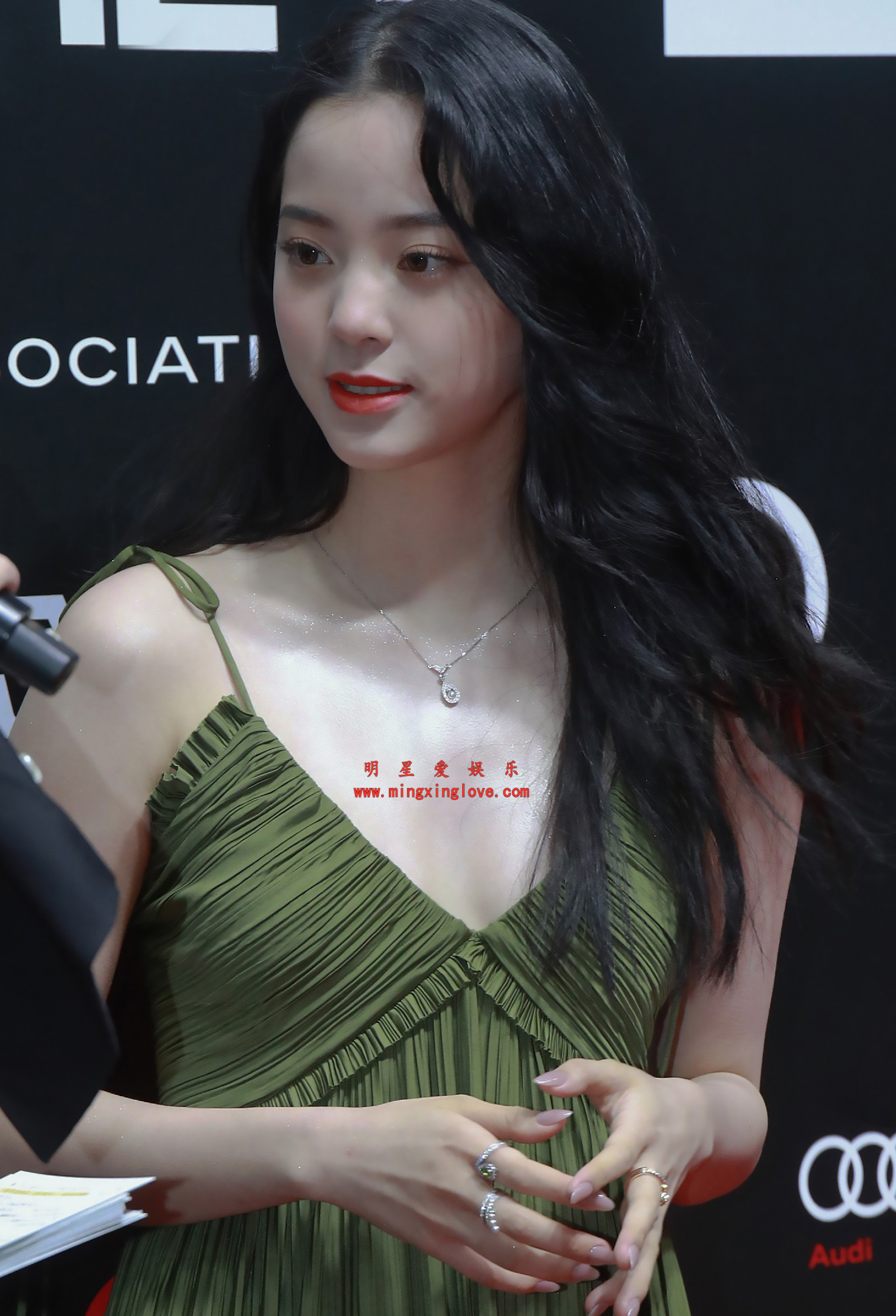 欧阳娜娜GQ盛典红毯花絮照片,大尺度吊带深V露胸开叉裙,美腿高跟,高清4K分辨率原图无修生图下载(至尊)-明星爱娱乐