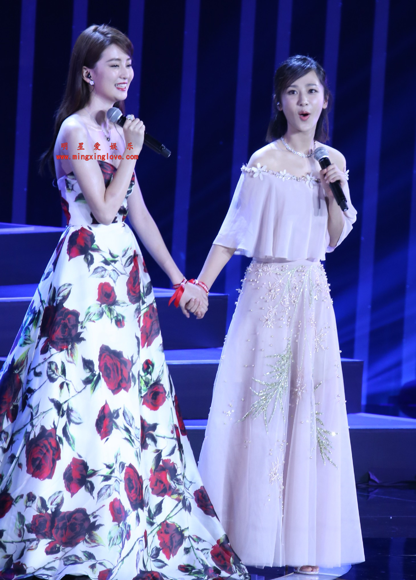 杨紫、乔欣参加某晚会舞台花絮照片,性感露胸露背造型,高清4K分辨率原图无修生图下载(至尊)-明星爱娱乐