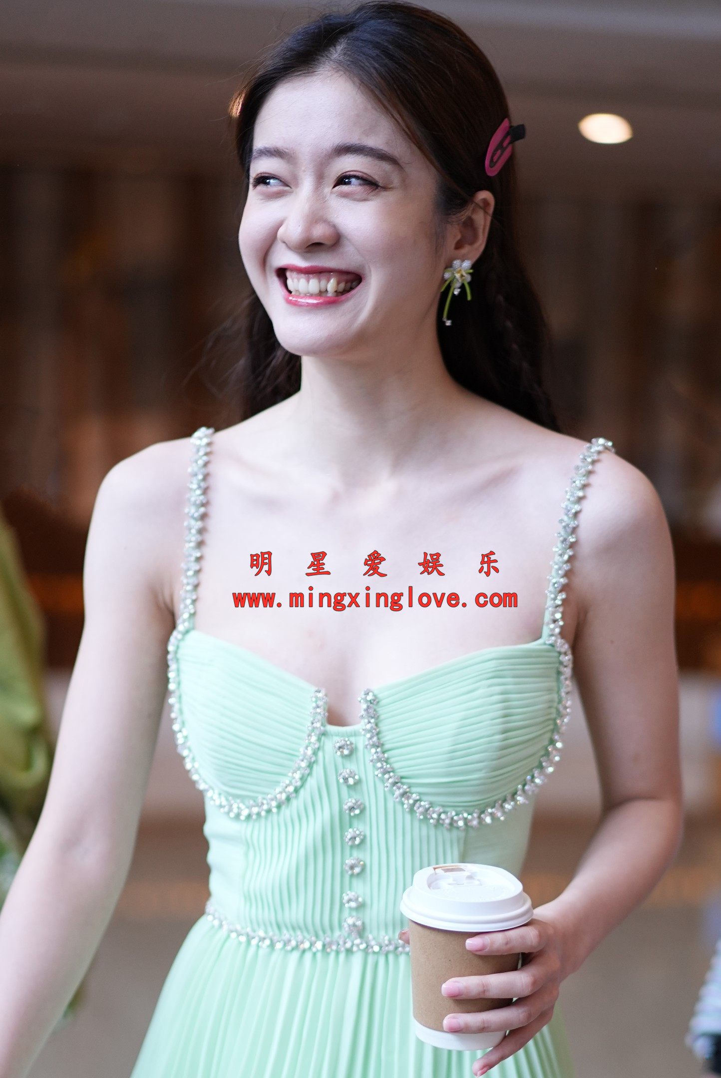 张雪迎某活动现场花絮照片,大尺度吊带露胸裙,光脚高跟,放大可看清肌肤纹理,高清4K分辨率原图无修生图下载(至尊)-明星爱娱乐