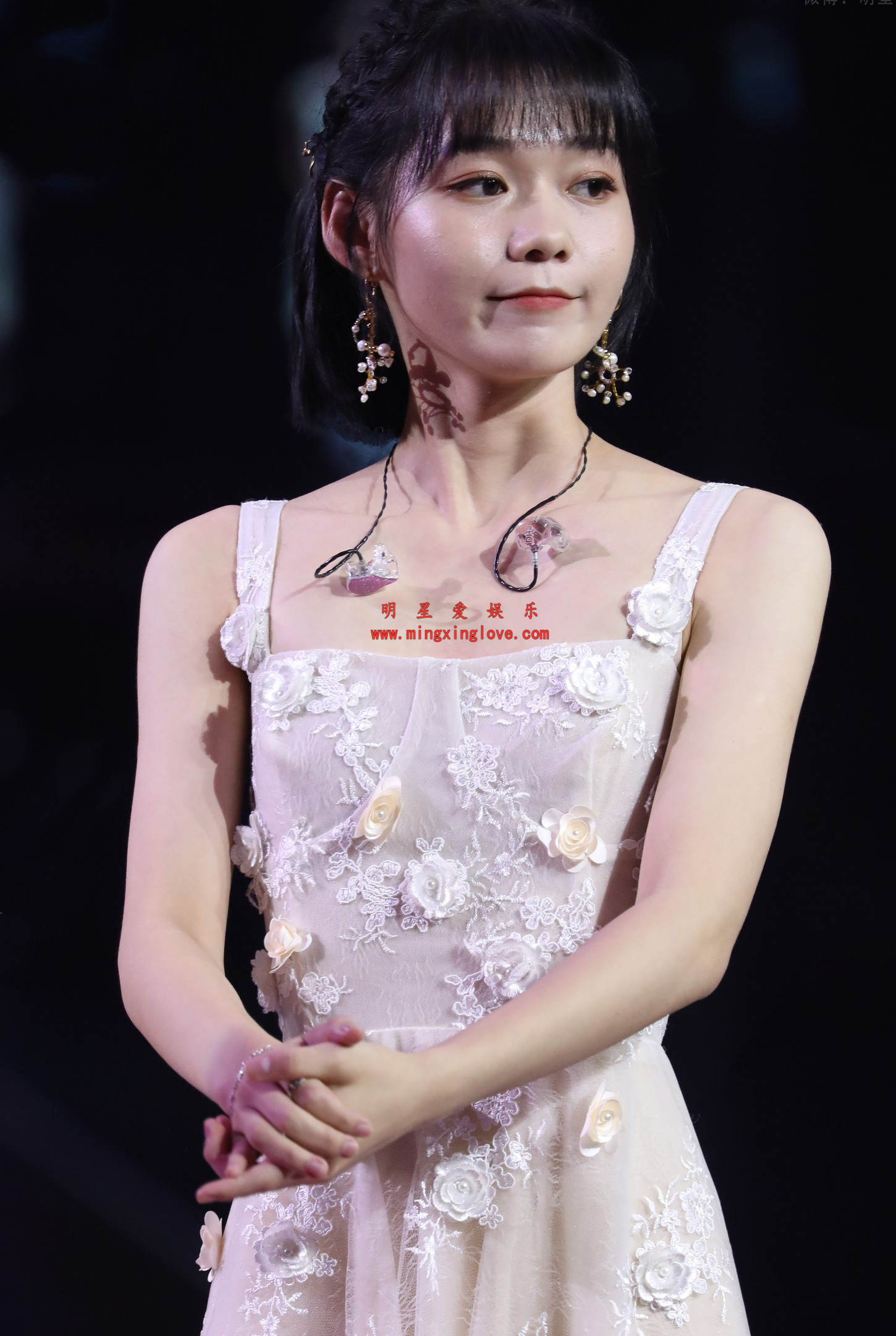 段奥娟屈臣氏Watsons品牌活动现场花絮照片，性感吊带裙、光脚特写，放大可看清肌肤纹理，高清4K分辨率原图无修生图下载（至尊）-明星爱娱乐