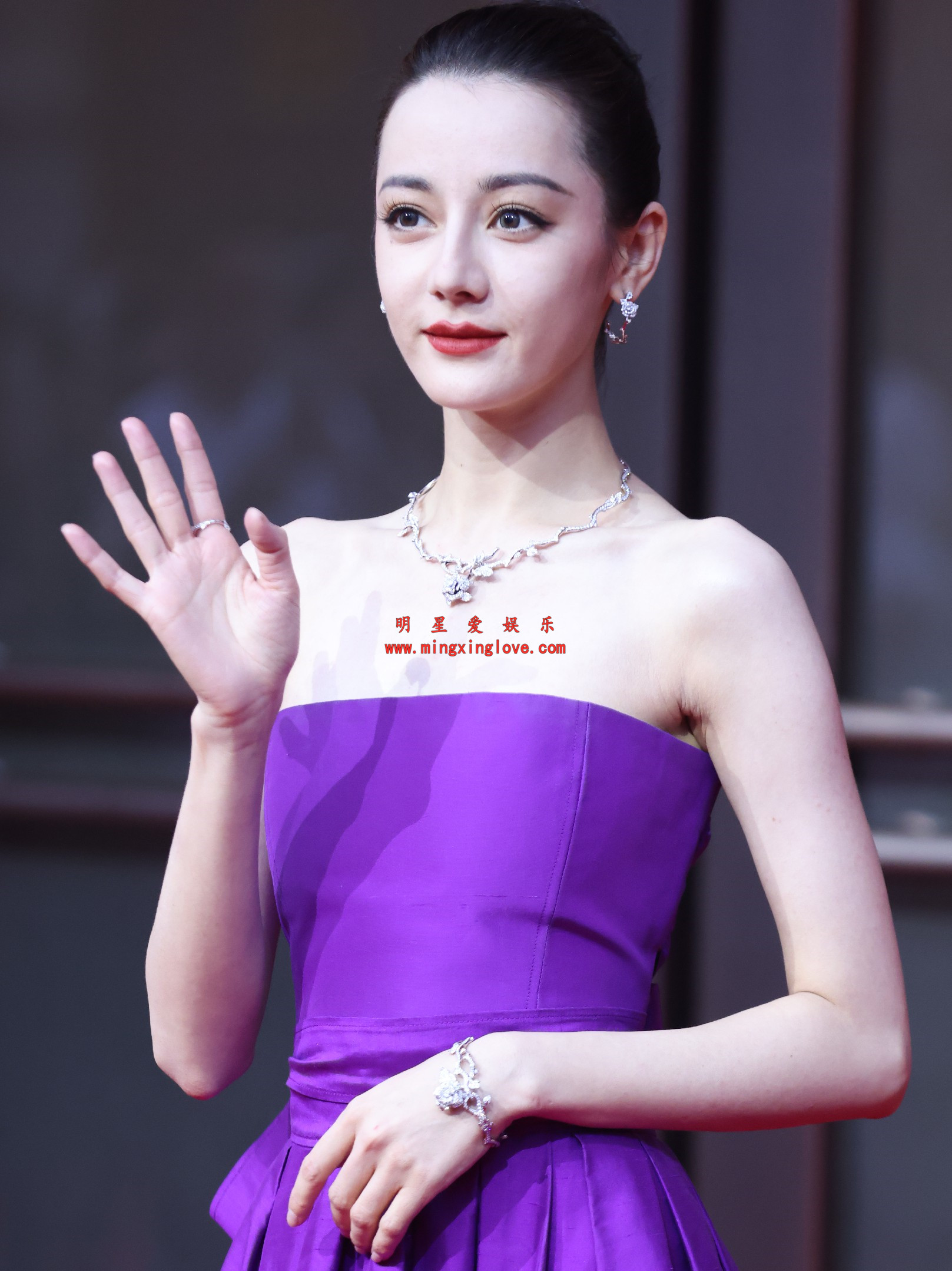 迪丽热巴上海电影节VOGUE film红毯花絮照片，性感抹胸露背开叉礼服、美腿光脚特写，放大可看清肌肤纹理，高清8K分辨率原图无修生图下载（至尊）-明星爱娱乐