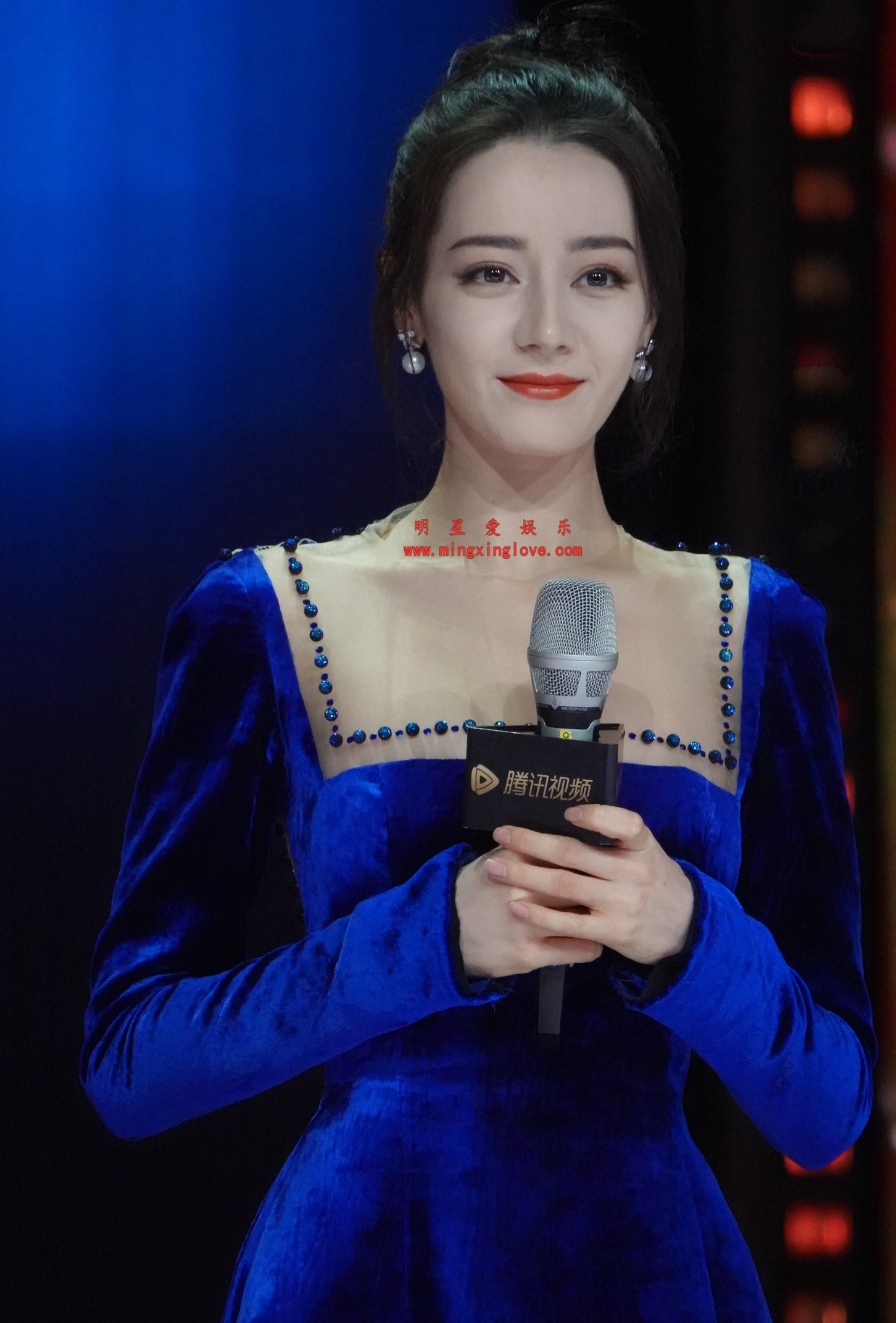 迪丽热巴腾讯视频拾光盛典现场花絮照片,性感薄纱露胸露背礼服,高清4K分辨率原图无修生图下载(至尊)-明星爱娱乐