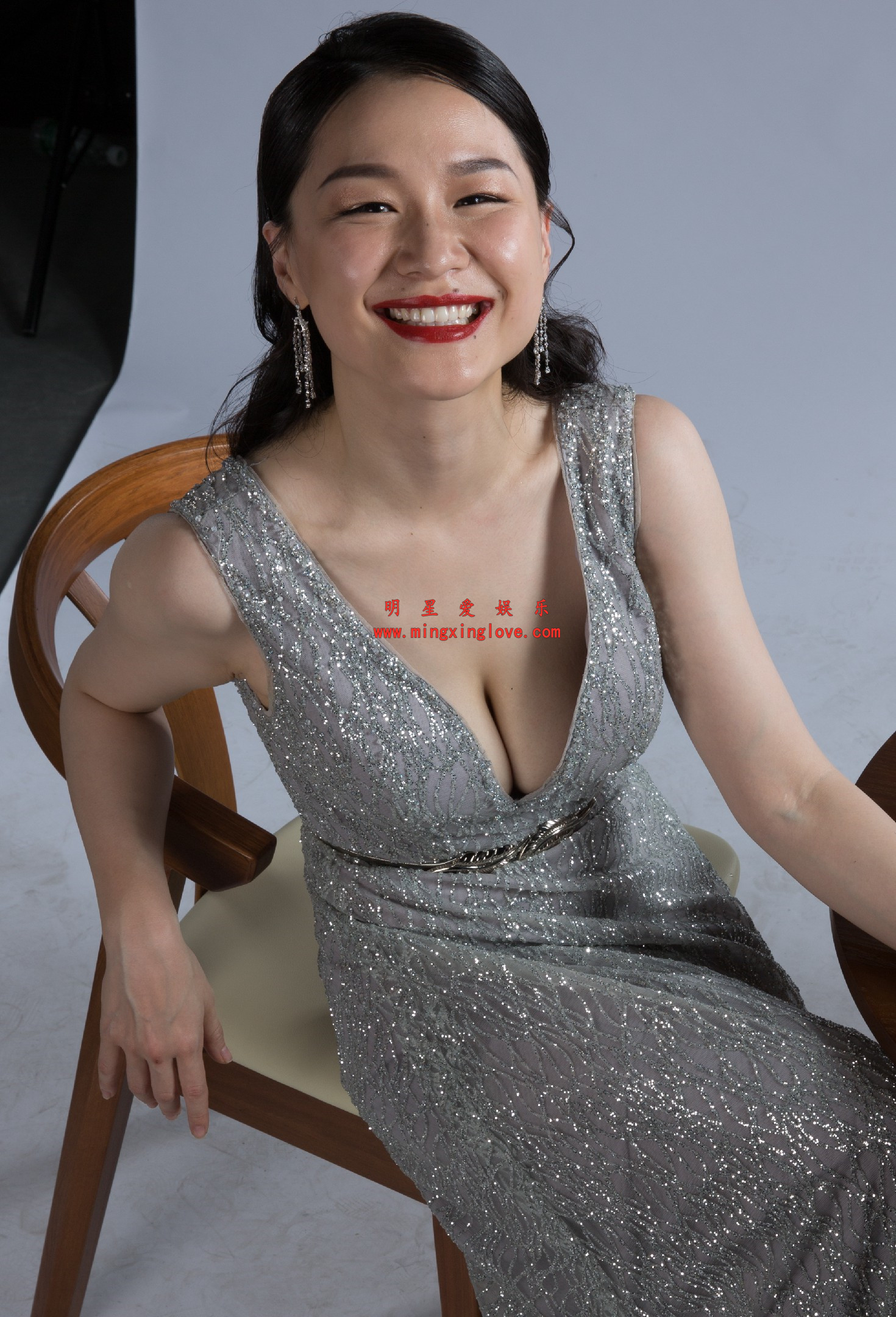 金靖某综艺节目定妆照拍摄花絮照片,性感深V爆乳裙,放大可看清肌肤纹理,高清4K分辨率原图无修生图下载(至尊)-明星爱娱乐