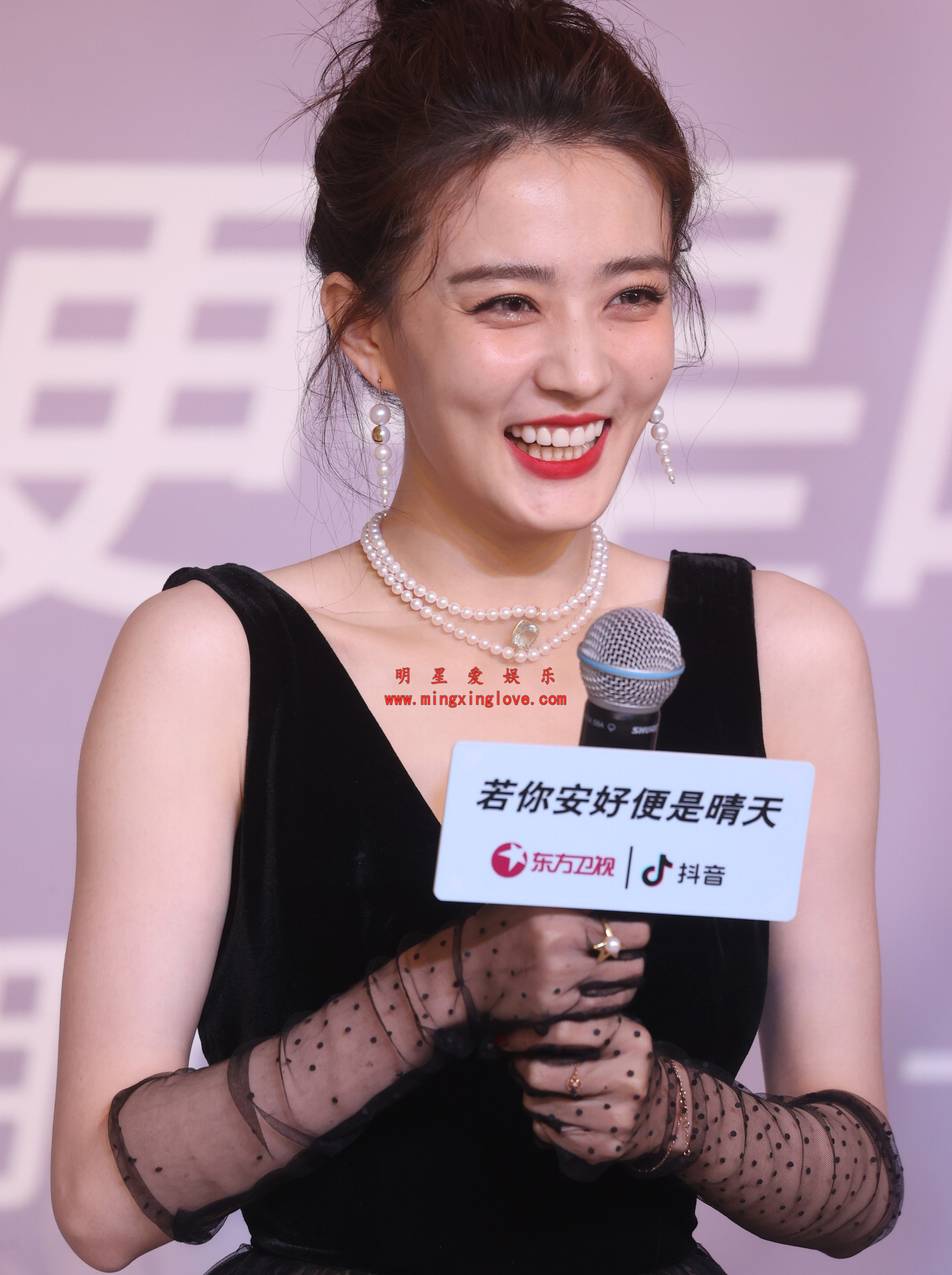 徐璐电视剧《若你安好便是晴天》发布会花絮照片,大尺度深V露胸裙,放大可看清肌肤纹理,高清4K分辨率原图无修生图下载(至尊)-明星爱娱乐