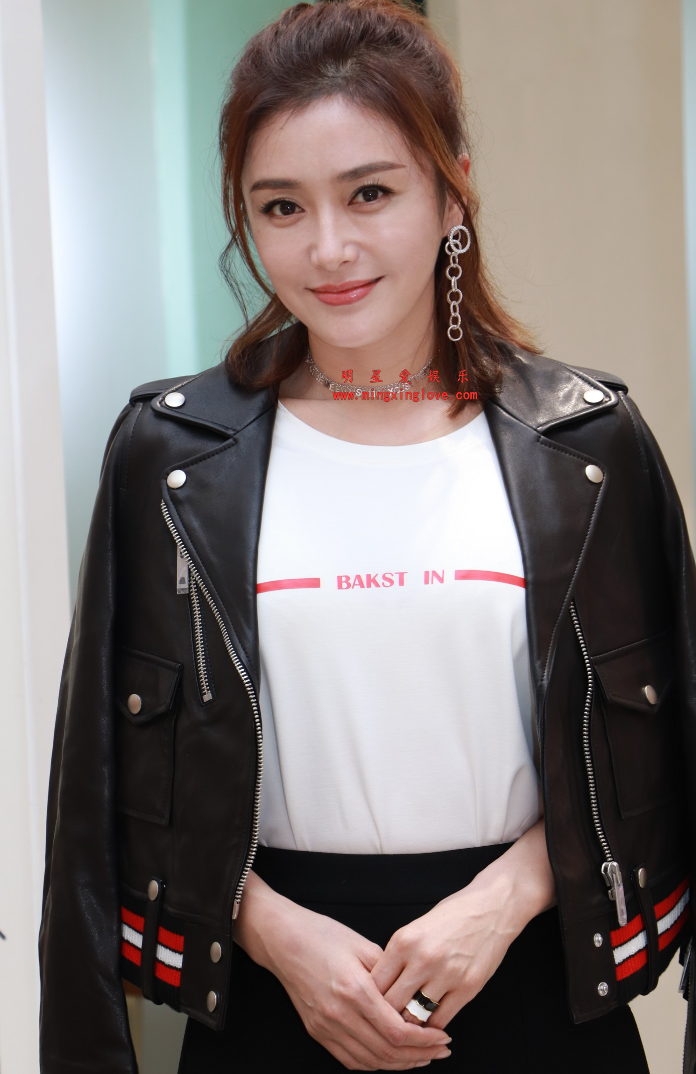 秦岚季候风女装发布会现场花絮照片，性感短裙美腿、光脚高跟造型，放大可看清肌肤纹理，高清4K分辨率原图无修生图下载（至尊）-明星爱娱乐