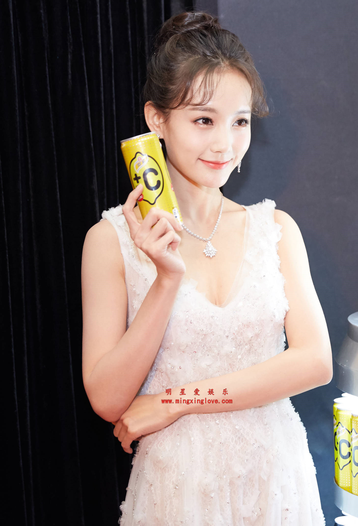 李一桐某时尚盛典红毯花絮照片,性感深V露胸礼服,高清4K分辨率原图无修生图下载(至尊)-明星爱娱乐