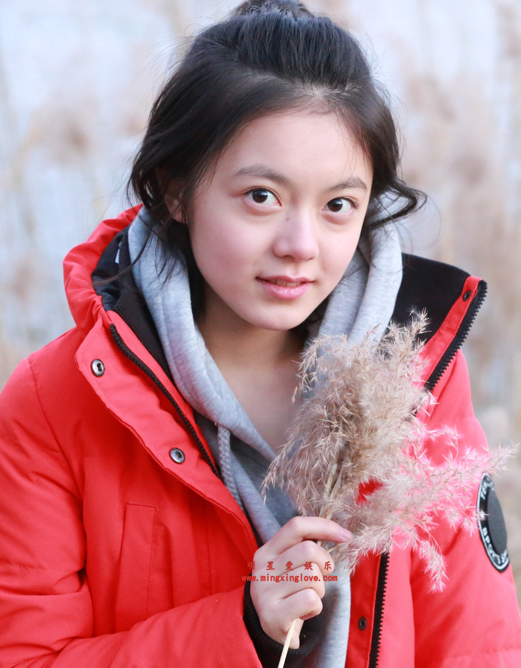 赵今麦户外写真花絮照片,放大可看清肌肤纹理,高清4K分辨率原图无修生图下载(至尊)-明星爱娱乐