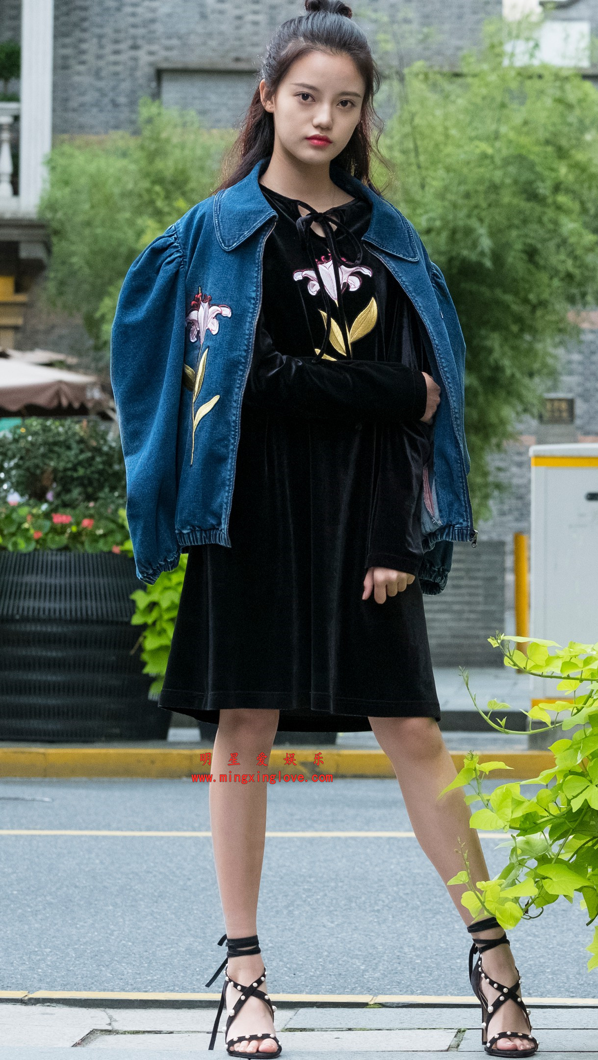 孙珍妮街拍花絮照片,性感短裙美腿、光脚高跟造型,高清4K分辨率原图无修生图下载(至尊)-明星爱娱乐