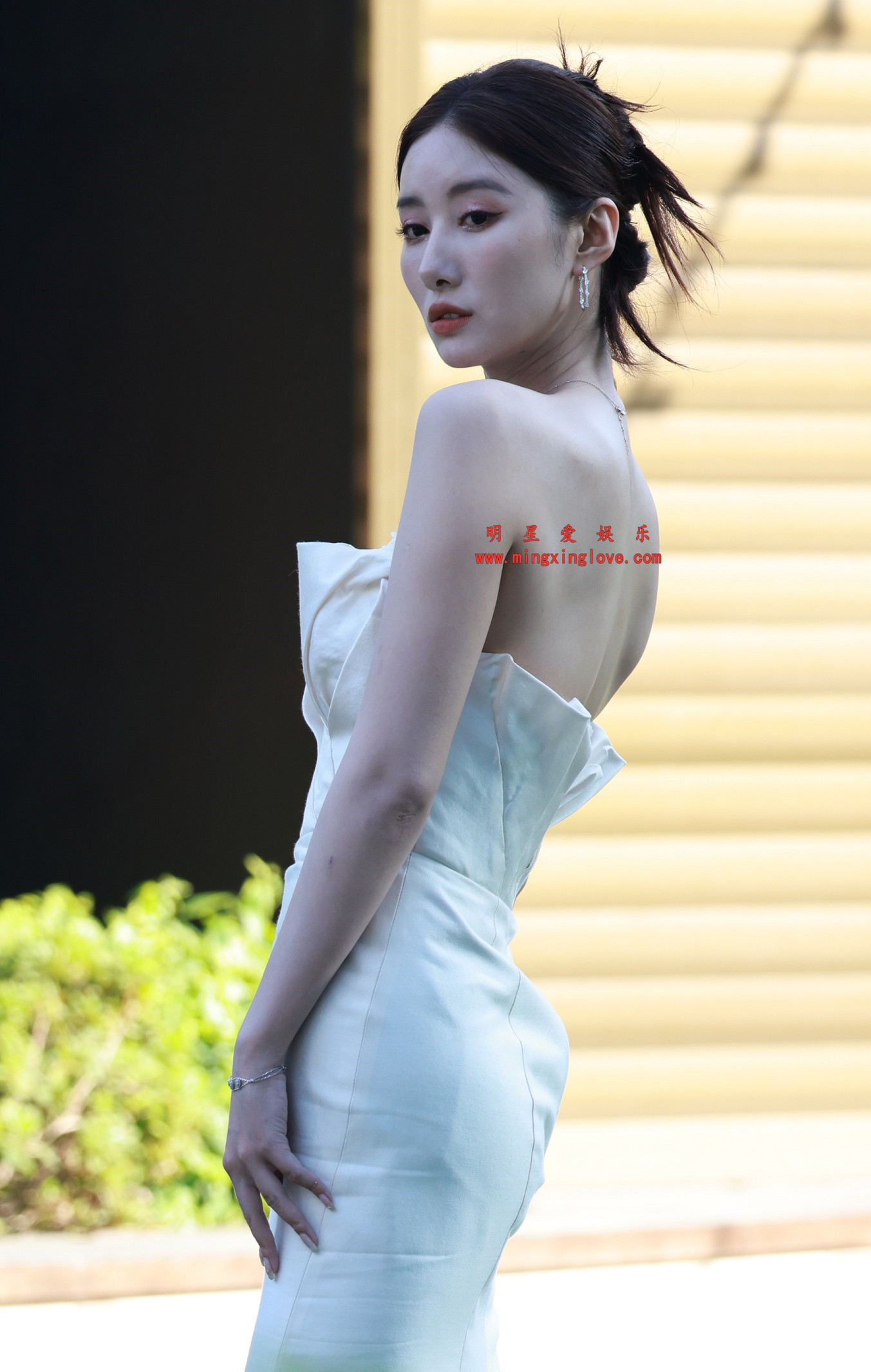 吴优金鸡奖外拍写真花絮照片，性感抹胸露背礼服，放大可看清肌肤纹理，高清8K分辨率原图无修生图下载（至尊）-明星爱娱乐