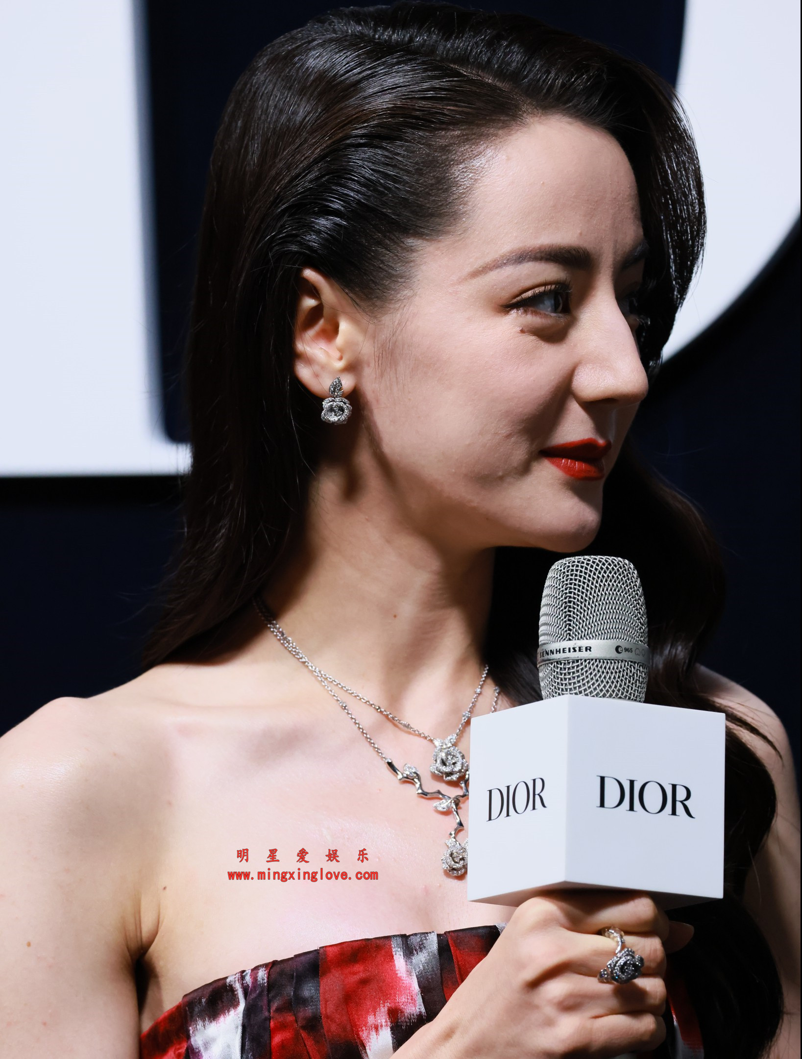 迪丽热巴深圳Dior秋冬成衣大秀红毯花絮照片,性感抹胸礼服、面部高清特写,放大可看清肌肤纹理,高清8K分辨率原图无修生图下载(至尊)-明星爱娱乐