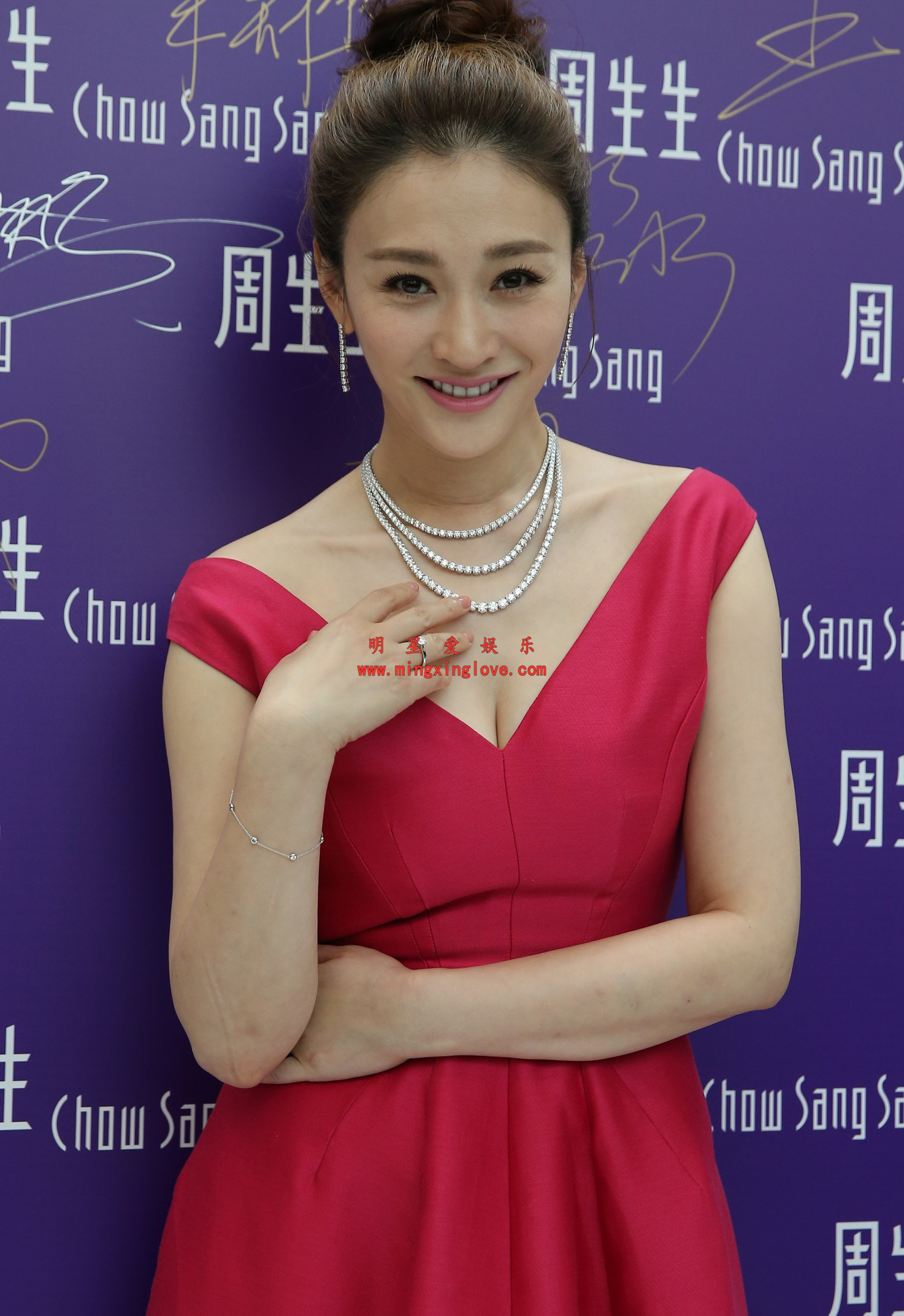 李小冉某珠宝活动现场花絮照片,性感深V爆乳露胸礼服,放大可看清肌肤纹理,高清4K分辨率原图无修生图下载(至尊)-明星爱娱乐