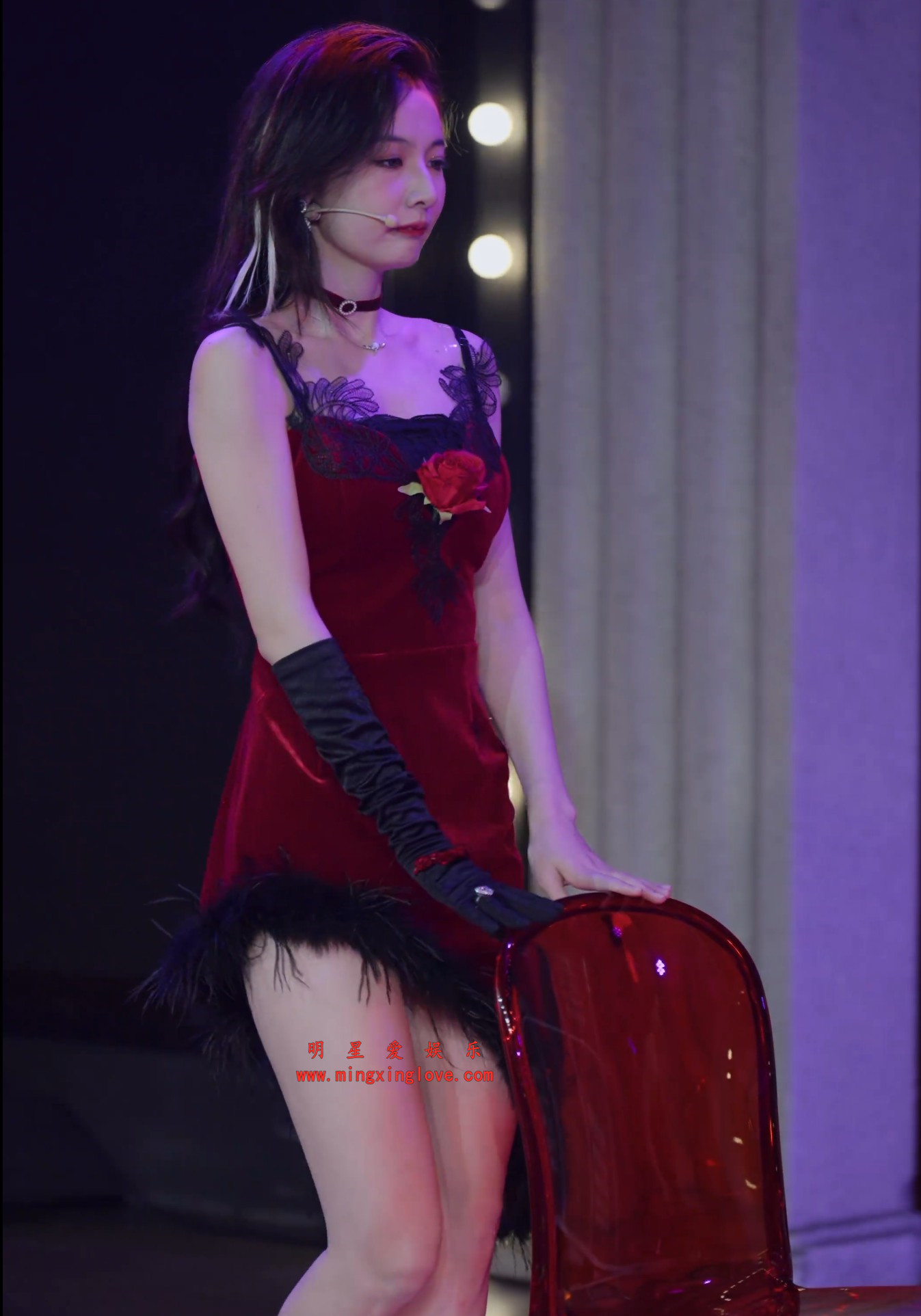 赵粤巡演上海站舞台花絮视频,性感吊带露背裙,大长腿光脚高跟,高清4K120帧分辨率原版视频下载(至尊)-明星爱娱乐