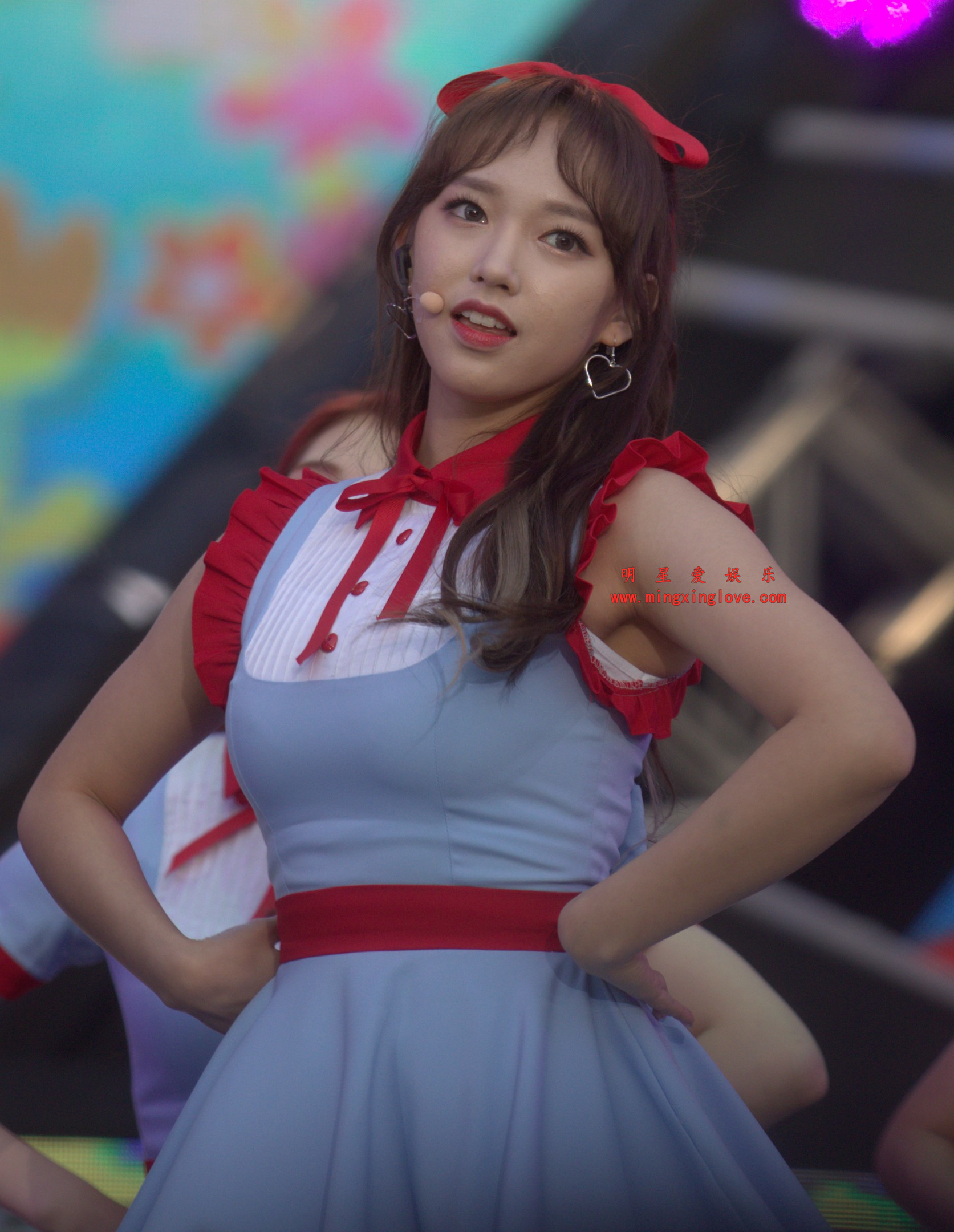 《宇宙少女》程潇主视觉现场表演花絮照片，性感露肩裙，单张40M左右，放大可看清肌肤纹理，高清4K分辨率原图无修生图下载（至尊）-明星爱娱乐