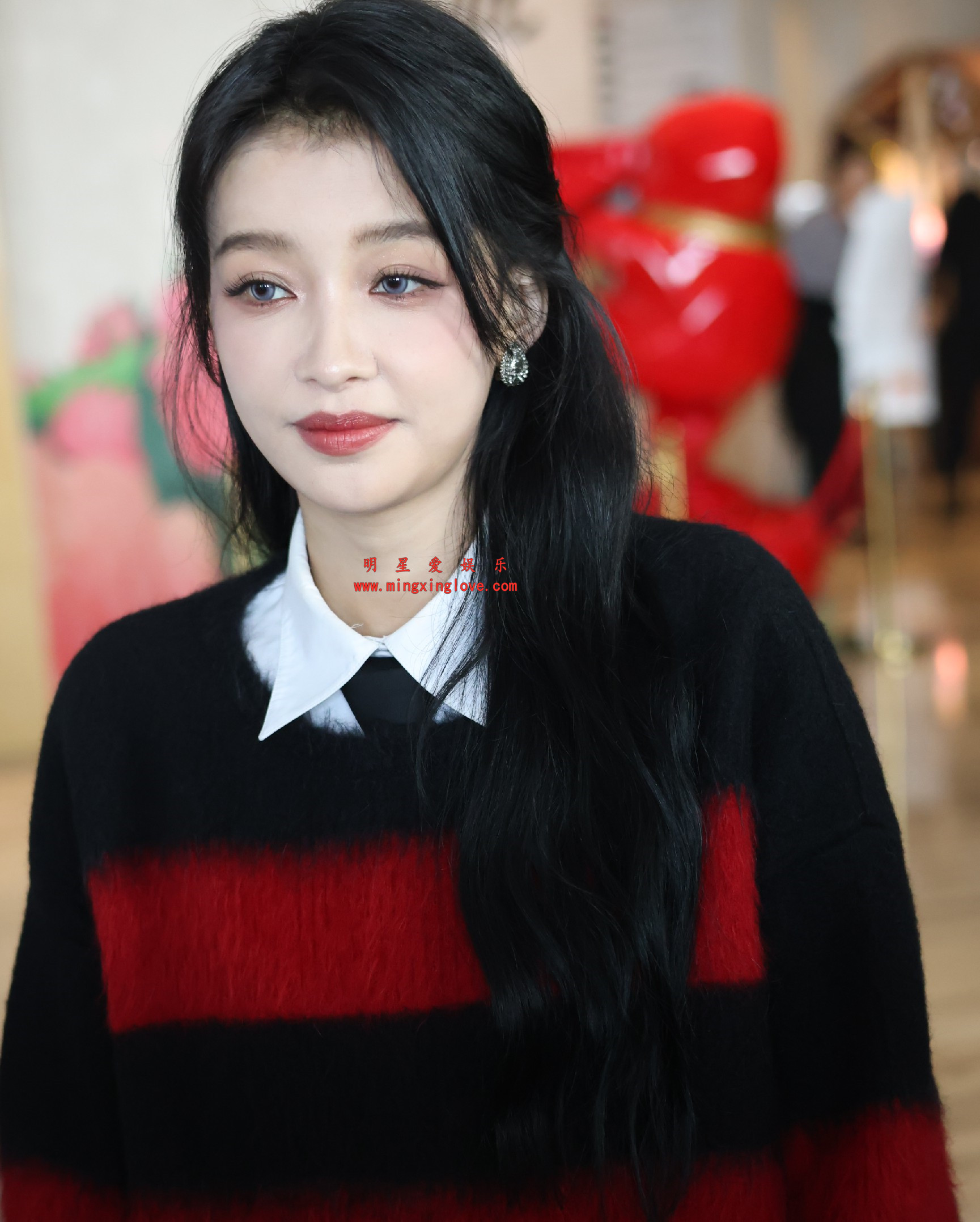 孙怡参加某综艺现场花絮照片，性感美腿黑丝、美瞳造型，高清4K分辨率原图无修生图下载（至尊）-明星爱娱乐