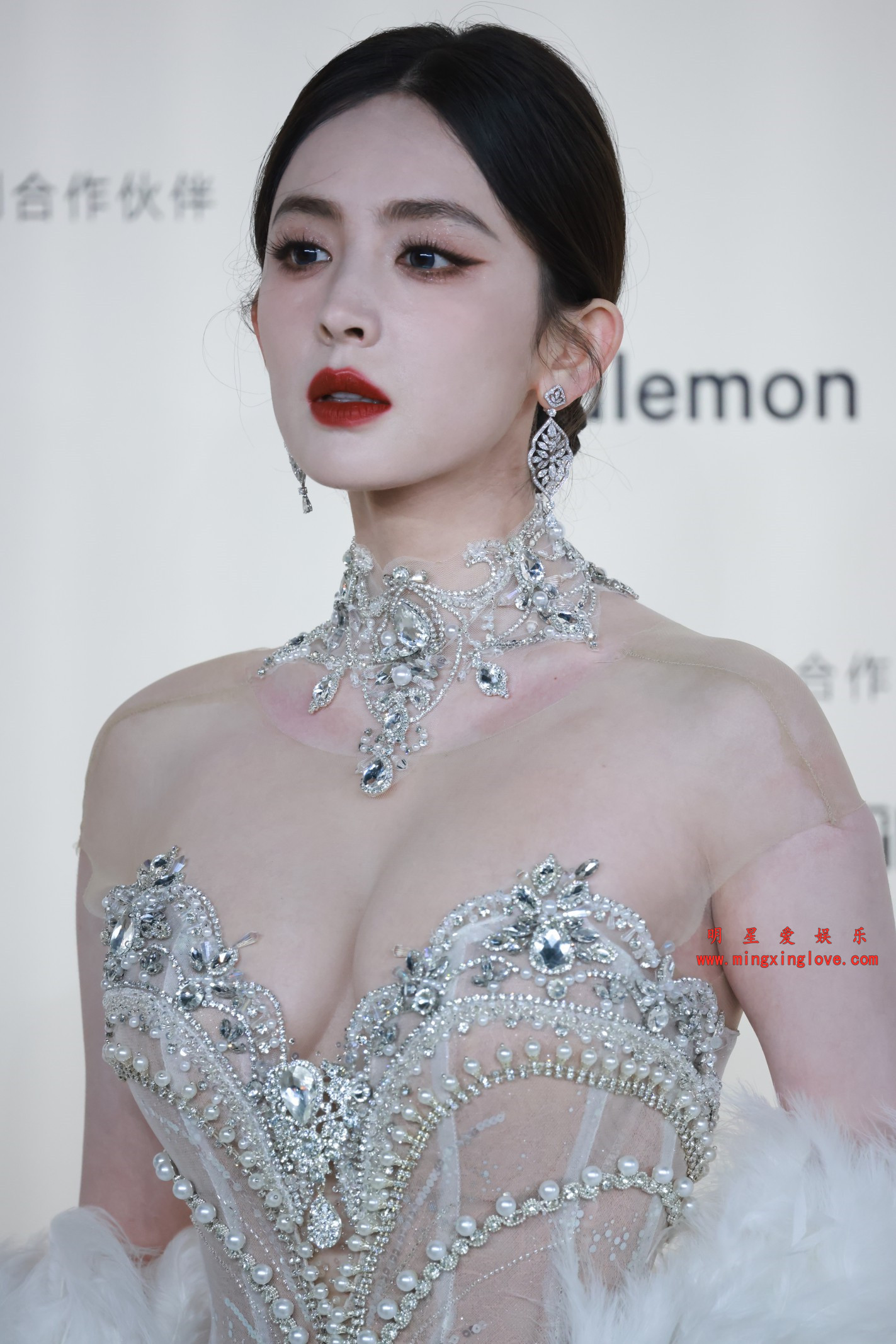 古力娜扎VOGUE时尚盛典红毯花絮照片,大尺度透视爆乳露胸羽毛裙,放大可看清肌肤纹理,高清8K分辨率原图无修生图下载(至尊)-明星爱娱乐