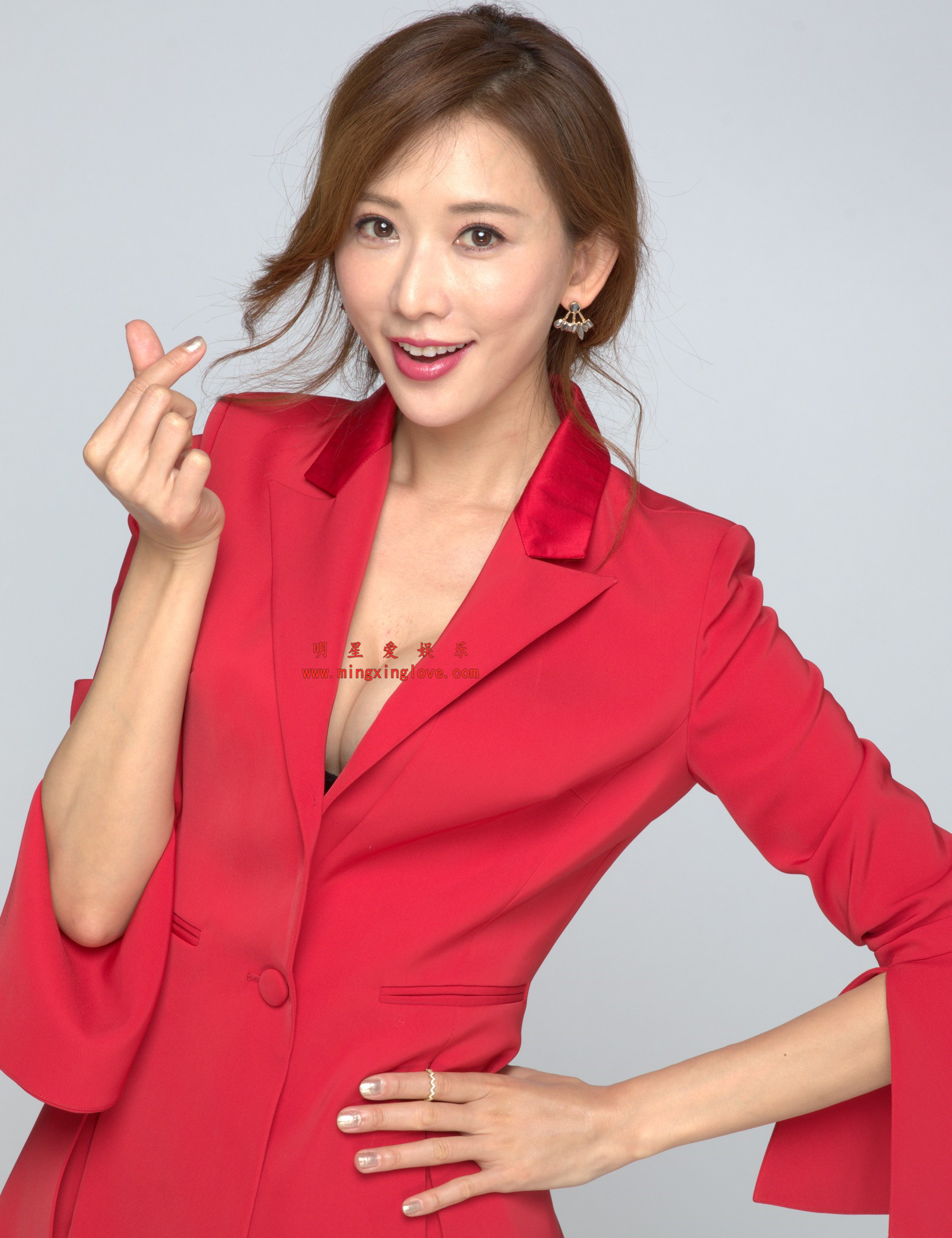 林志玲产品宣传照花絮照片，大尺度爆乳露胸西装，黑丝美腿，单张60M+,放大可看清肌肤纹理，高清8K分辨率原图无修生图下载（至尊）-明星爱娱乐